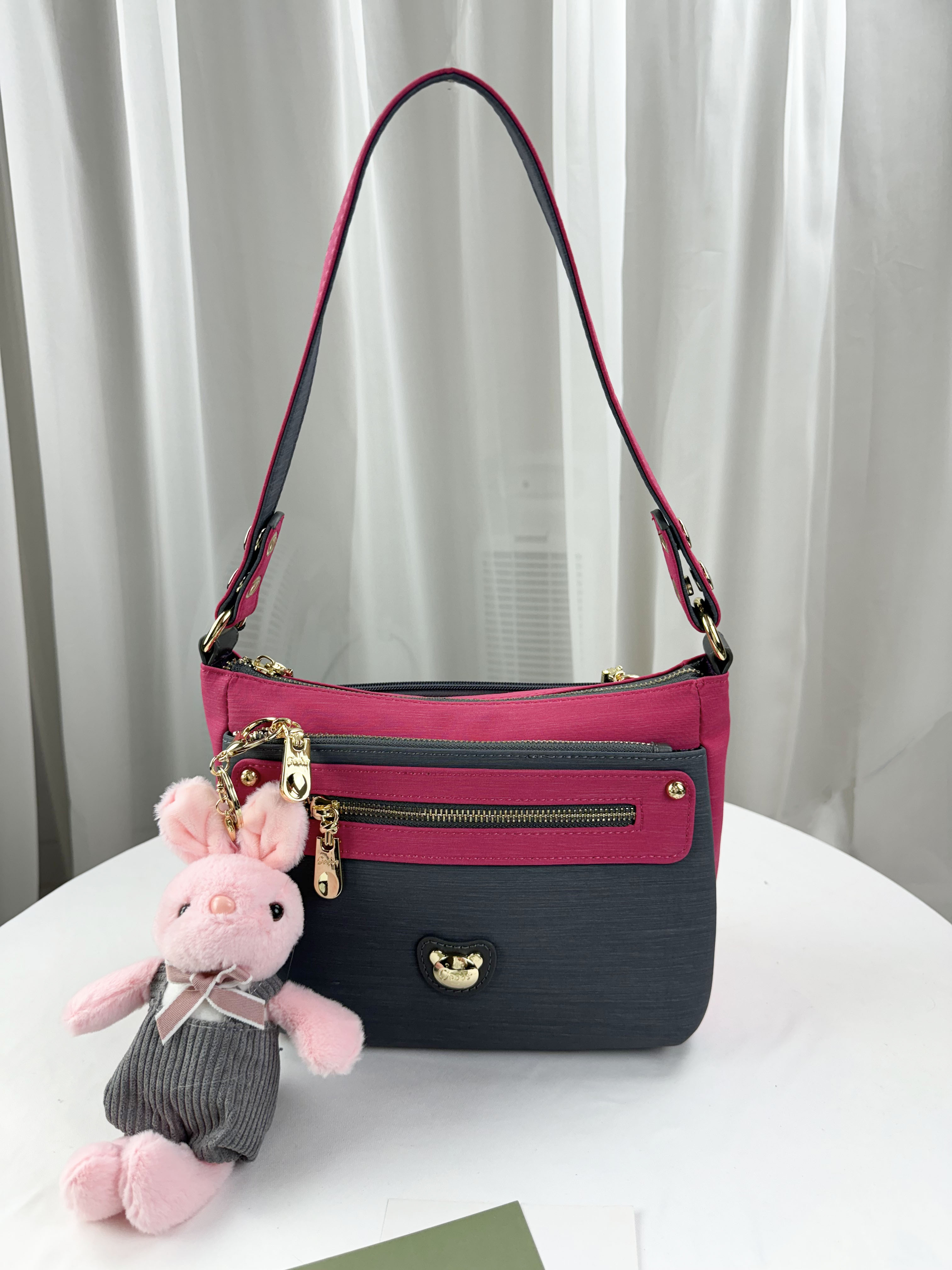 GOODS 灰桃拼色防潑水肩背包 / 側背包  附兔兔吊飾  #2820