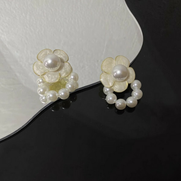 Wear two dripping oil flowers imitation pearl earrings