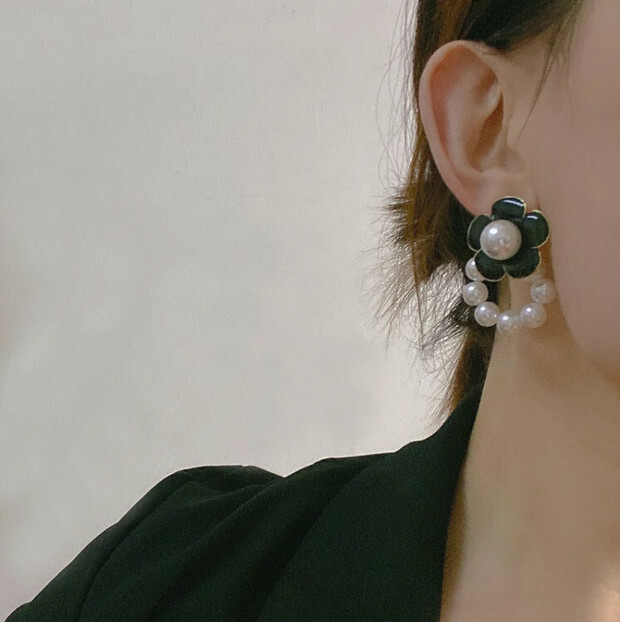 Wear two dripping oil flowers imitation pearl earrings