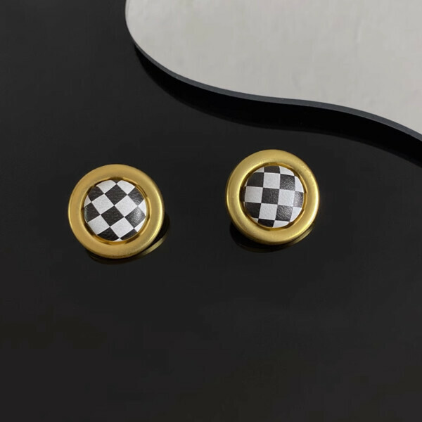 Metal round buckle chess board ornaments