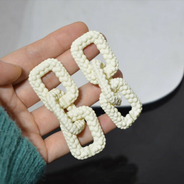 Coarse chain stripes with large earrings