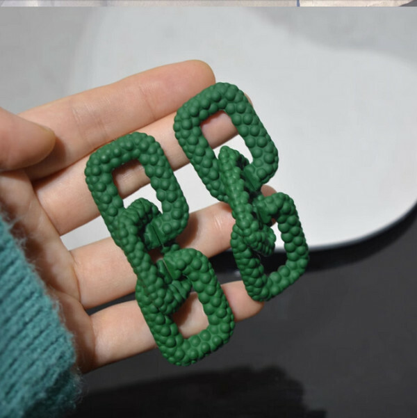 Coarse chain stripes with large earrings