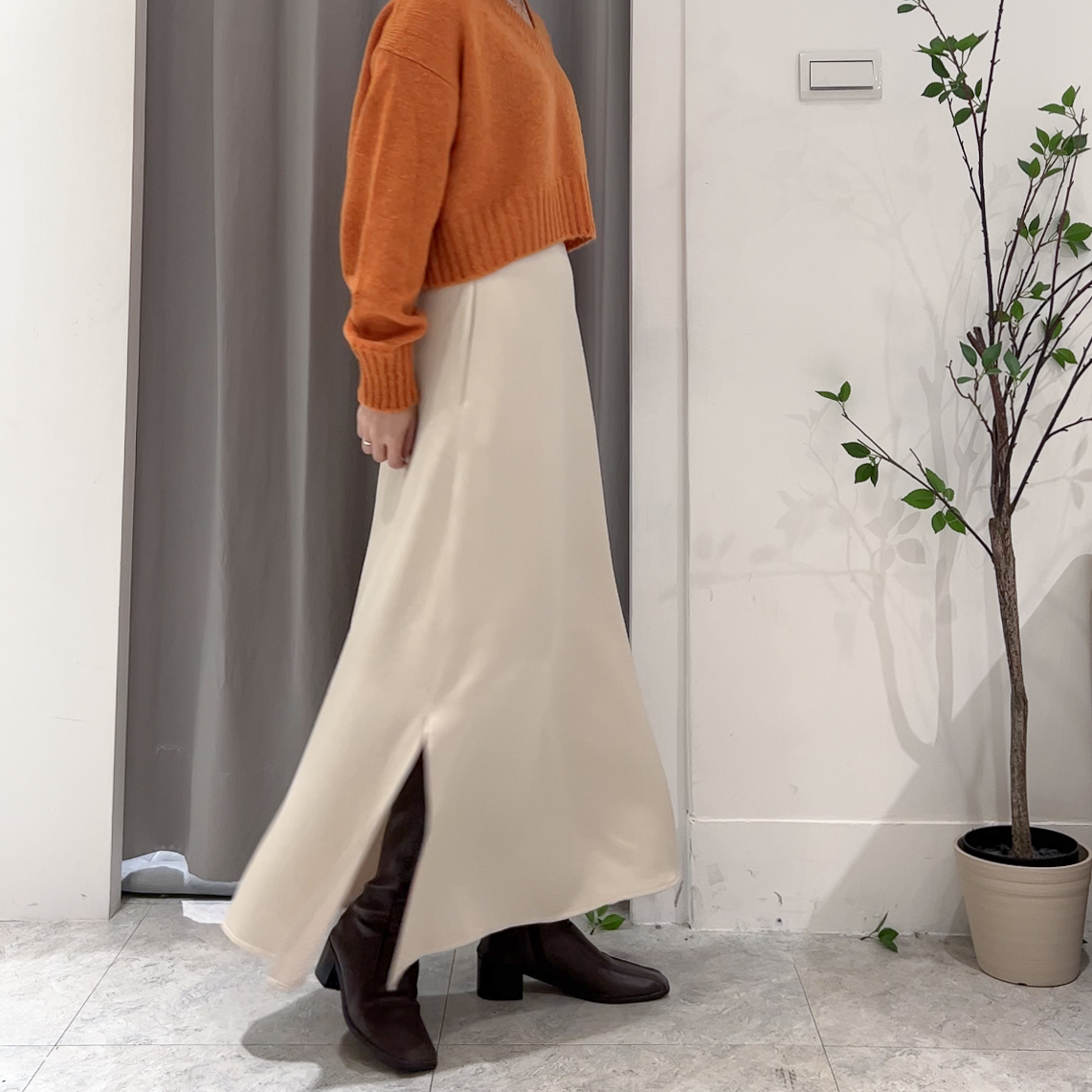 雙側開衩細緻光澤裙(米/S)