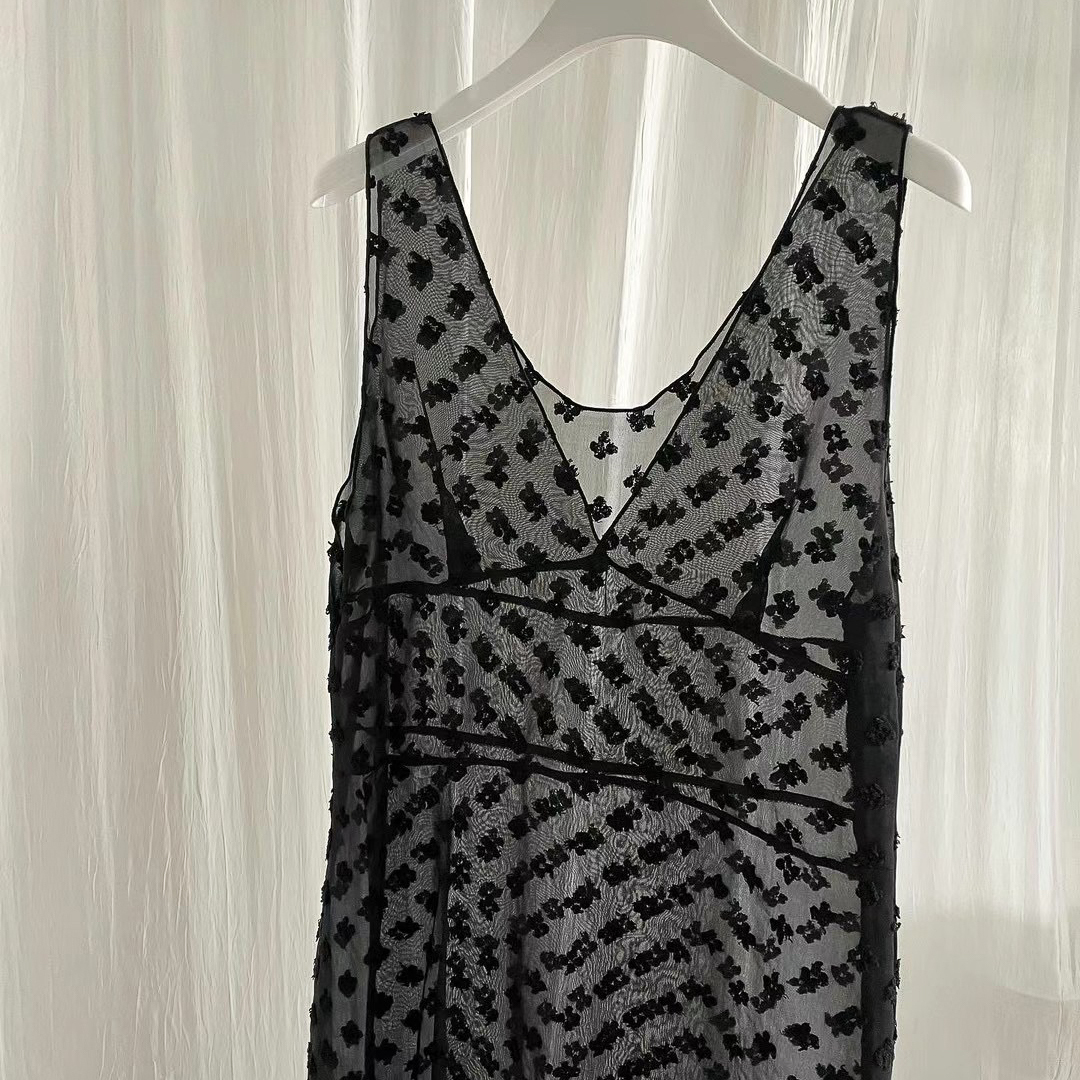 H17 UV領刺繡細緻小花外搭背心(黑)