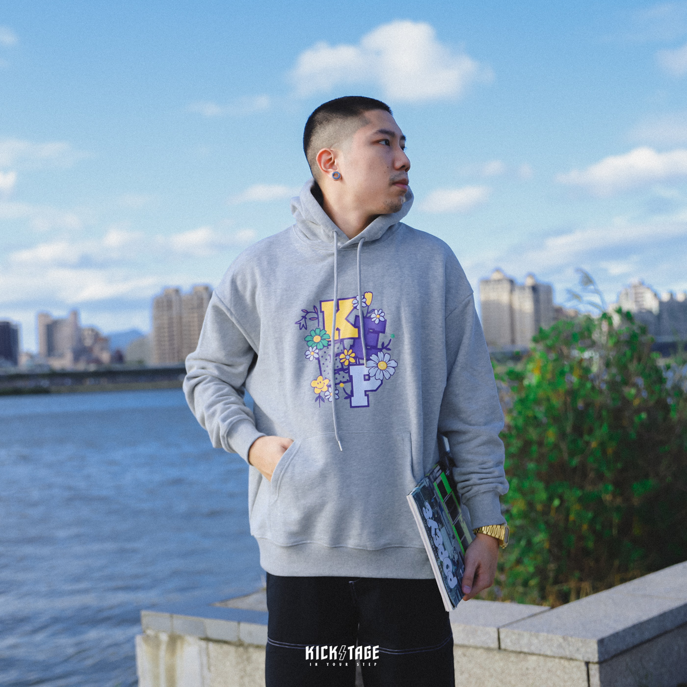 **特價商品售出無退換**#KEEP BLOOM FLOWERS HOODIE 灰色 紫金 爆炸 花卉 花朵 小花 湖人配色 美式復古 LOGO 毛巾底 寬版落肩 帽T【KS192】