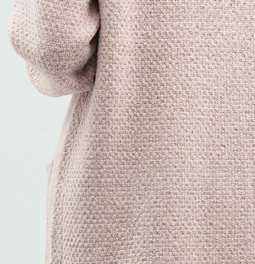 運用針織翻針技巧設計出立體感針織外套