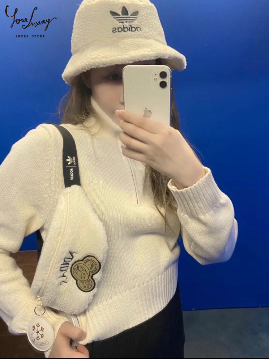 【Luxury】現貨 adidas x Moomin聯名款 嚕嚕咪 魔法事件 腰包 漁夫帽 羊羔毛 毛毛包 斜背包 外出帽