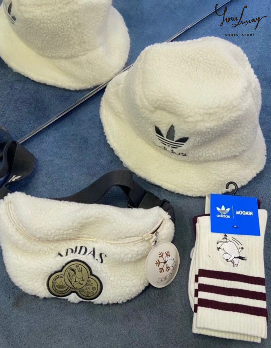 【Luxury】現貨 adidas x Moomin聯名款 嚕嚕咪 魔法事件 腰包 漁夫帽 羊羔毛 毛毛包 斜背包 外出帽