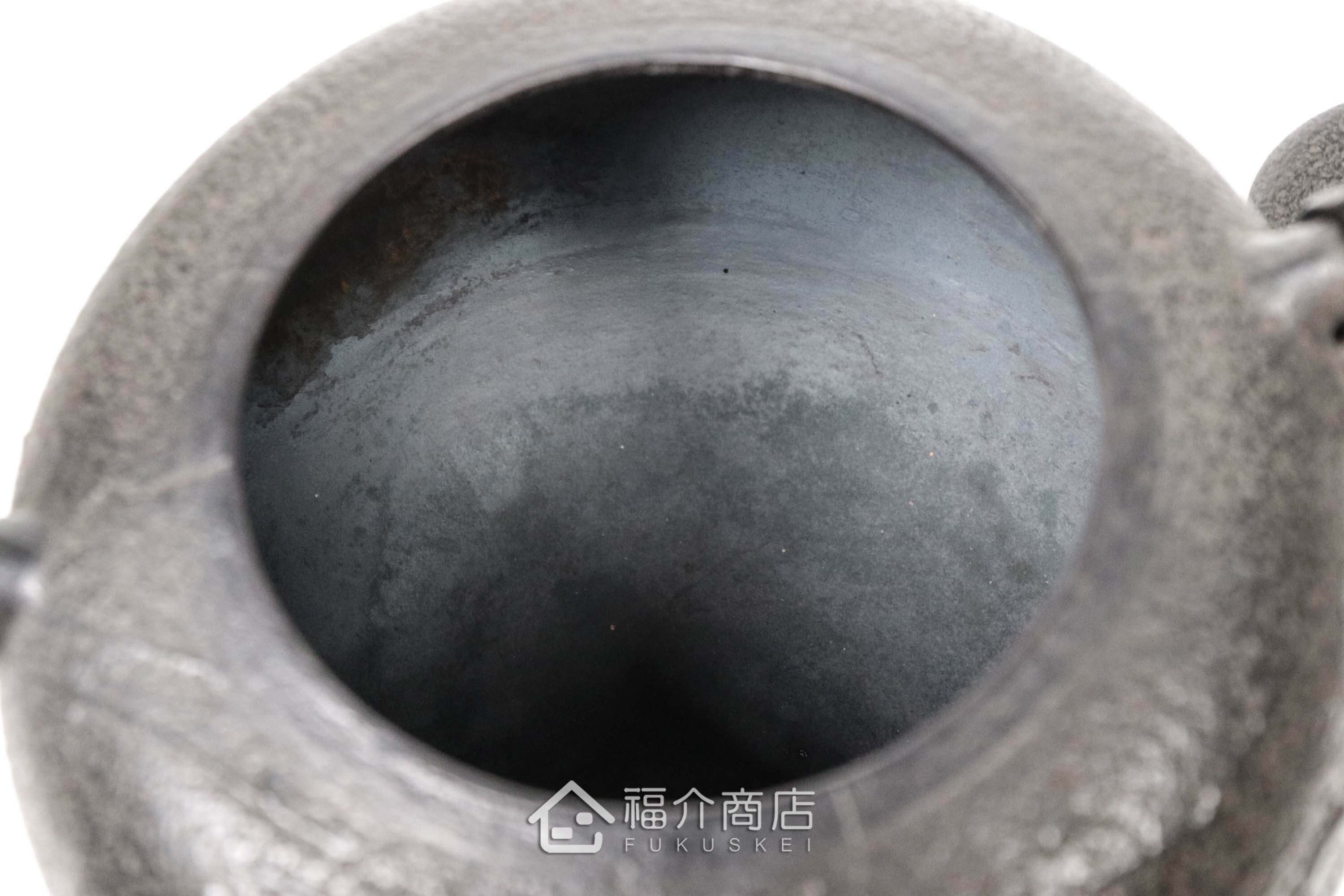 薰山工房所製作煮水泡茶用的鐵壺,壺身有櫻鮭紋飾