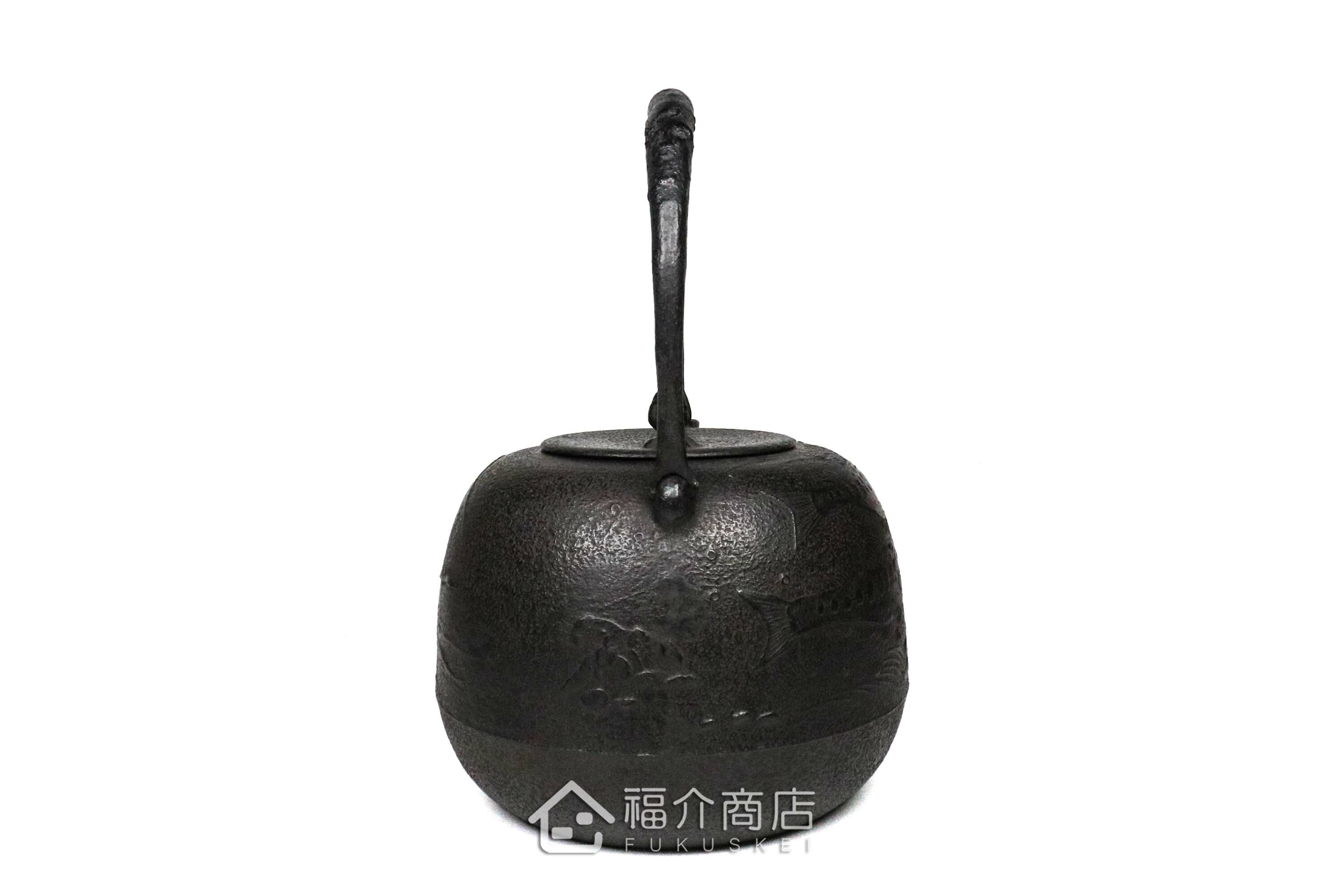 薰山工房所製作煮水泡茶用的鐵壺,壺身有櫻鮭紋飾