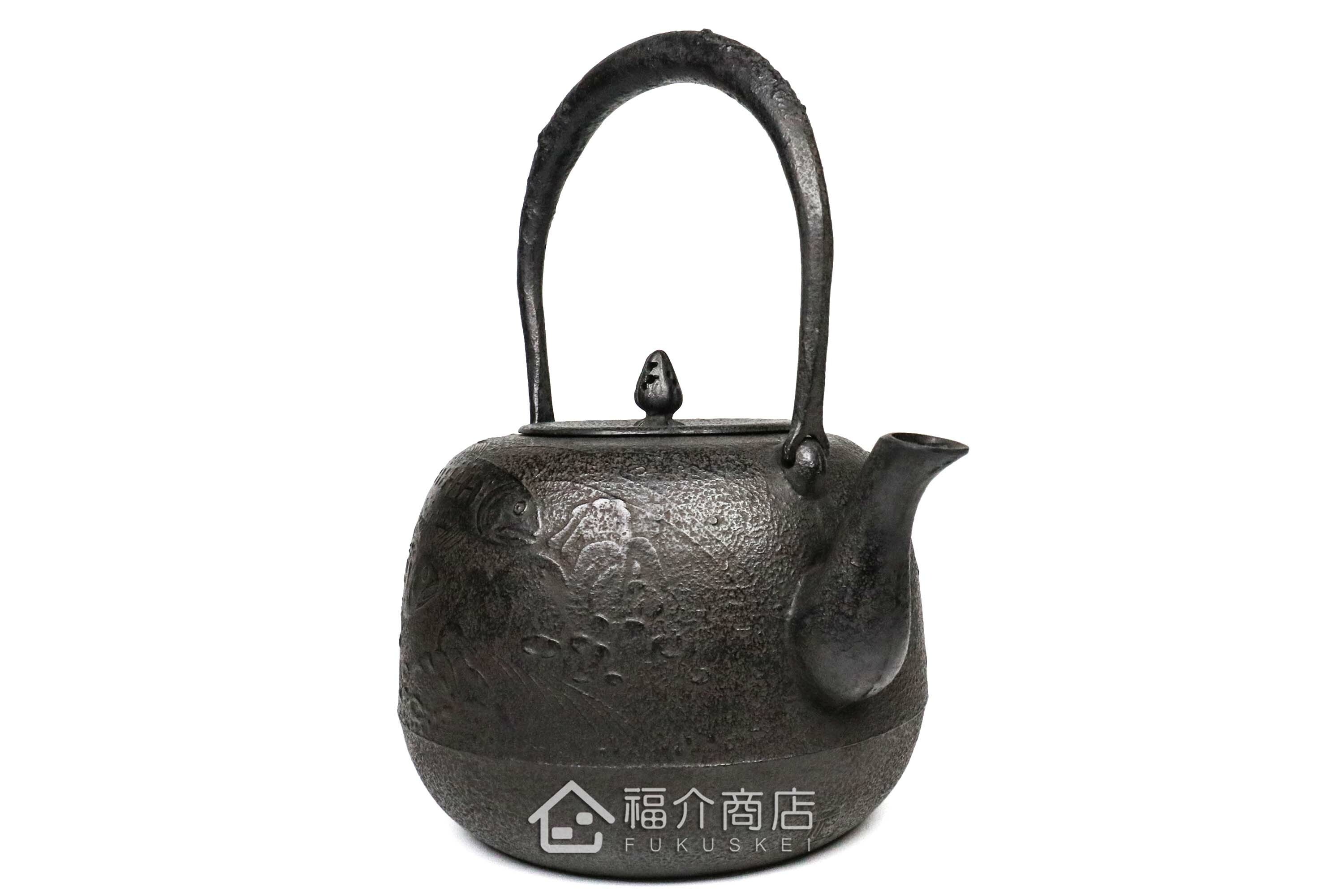 薰山工房所製作煮水泡茶用的鐵壺,壺身有櫻鮭紋飾