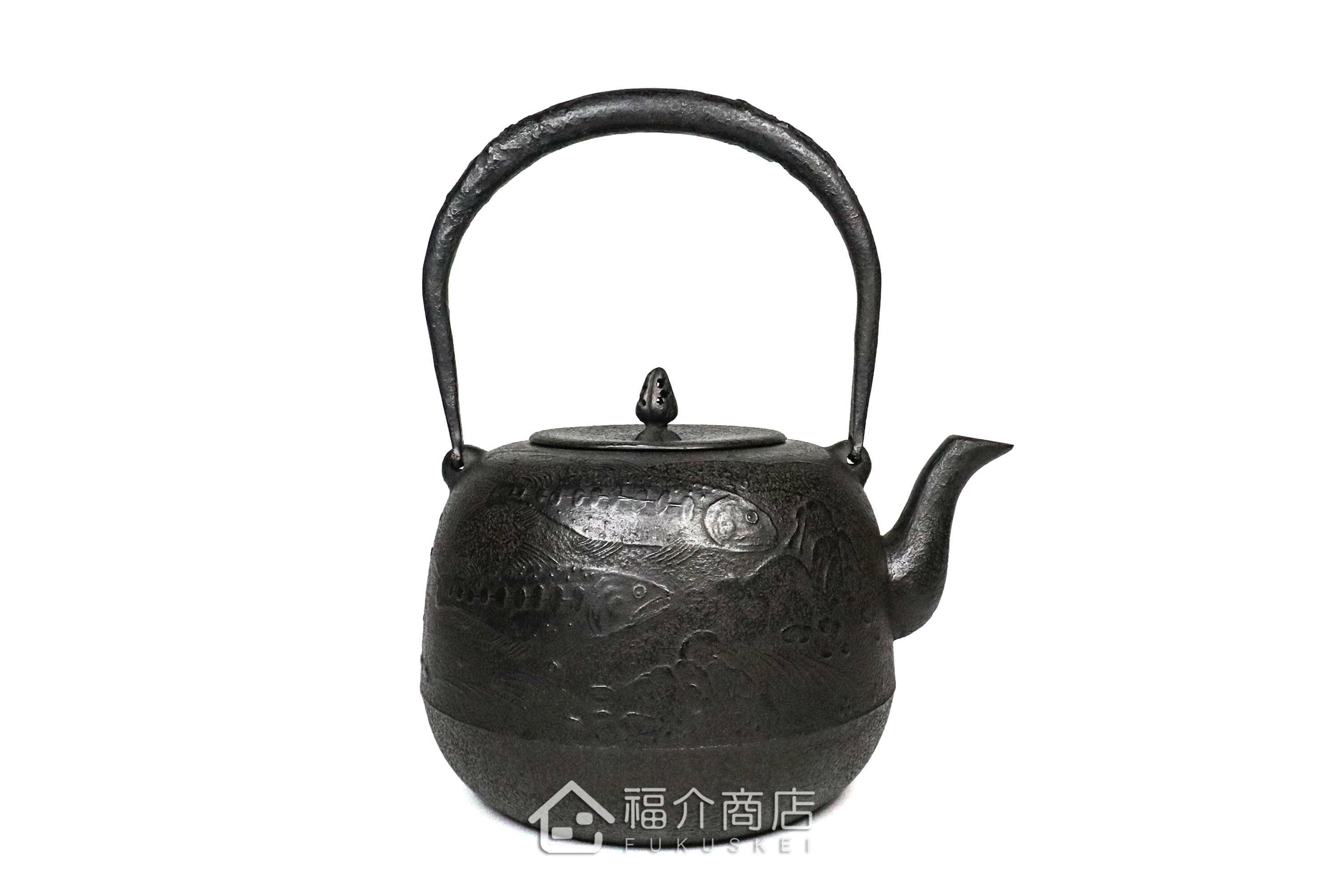 薰山工房所製作煮水泡茶用的鐵壺,壺身有櫻鮭紋飾