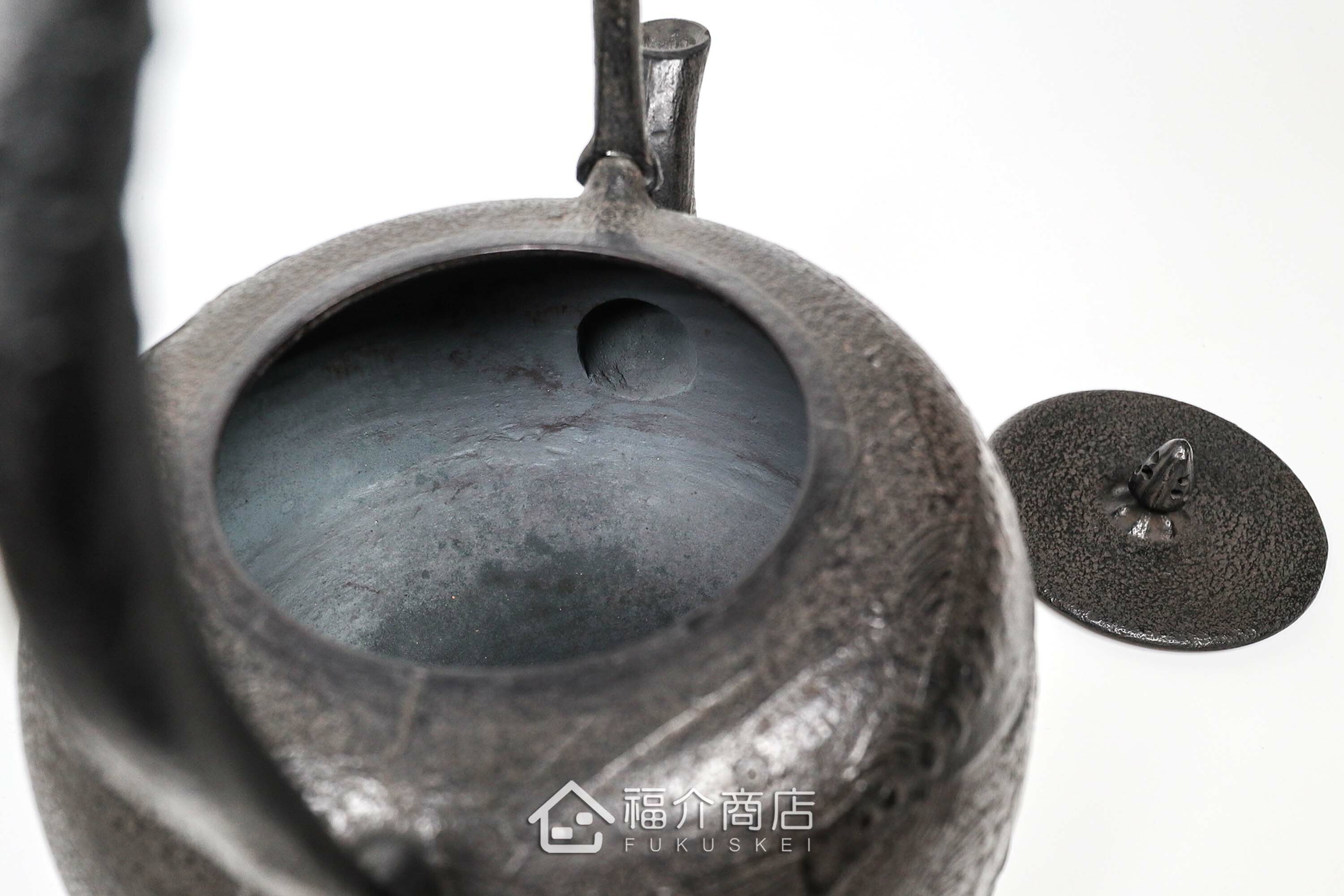 薰山工房所製作煮水泡茶用的鐵壺,壺身有櫻鮭紋飾