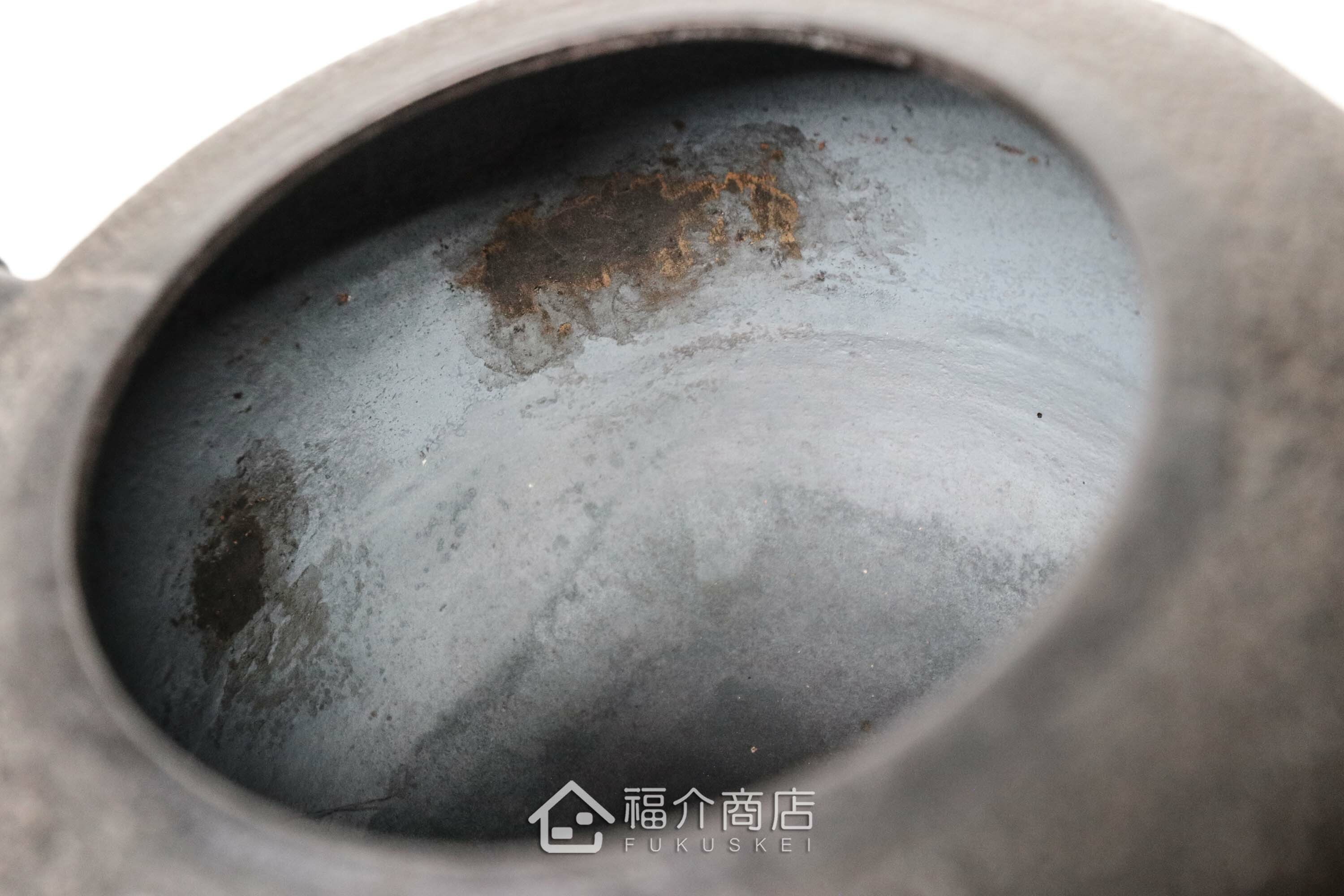 薰山工房所製作煮水泡茶用的鐵壺,壺身有櫻鮭紋飾