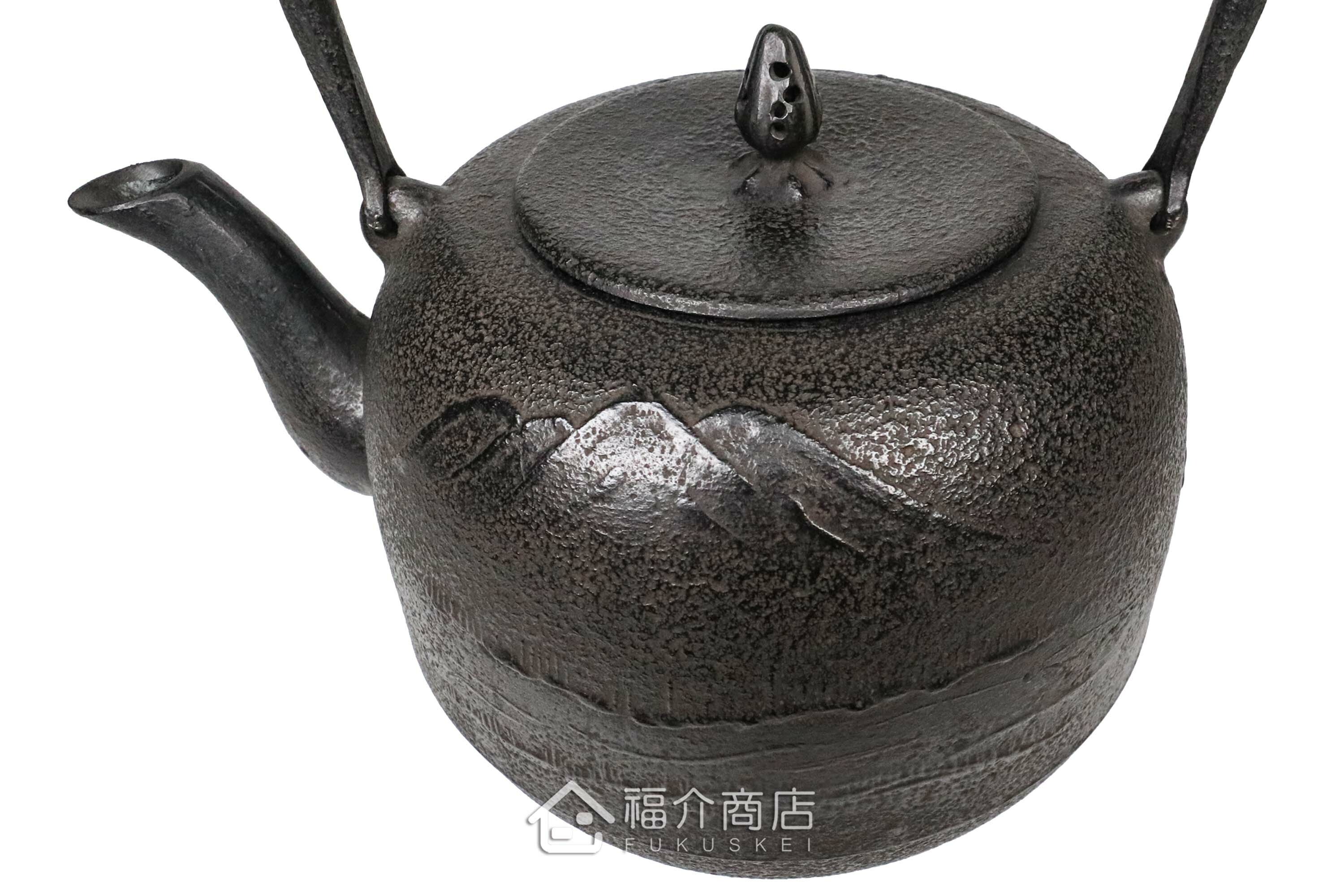 薰山工房所製作煮水泡茶用的鐵壺,壺身有櫻鮭紋飾