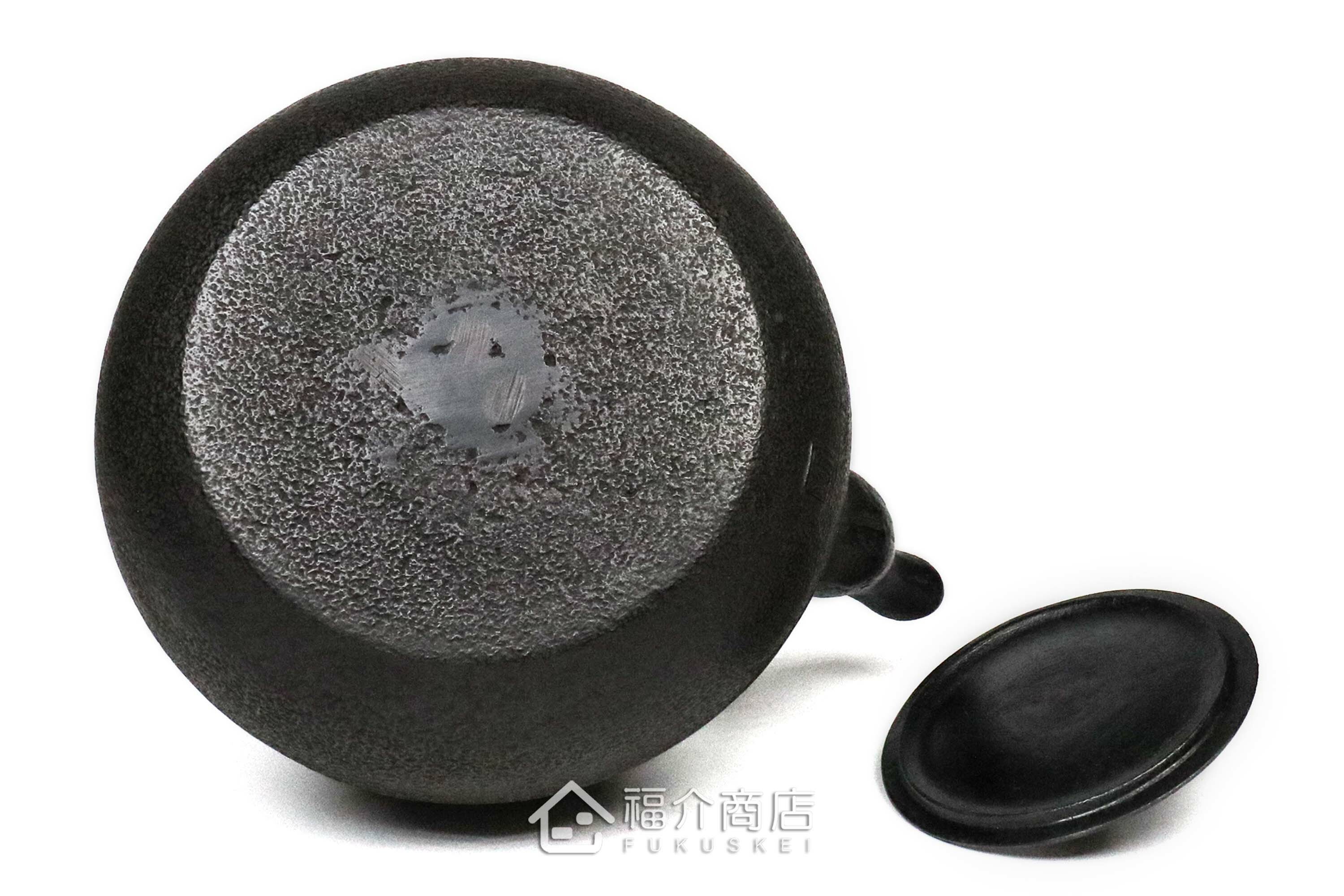 薰山工房所製作煮水泡茶用的鐵壺,壺身有櫻鮭紋飾