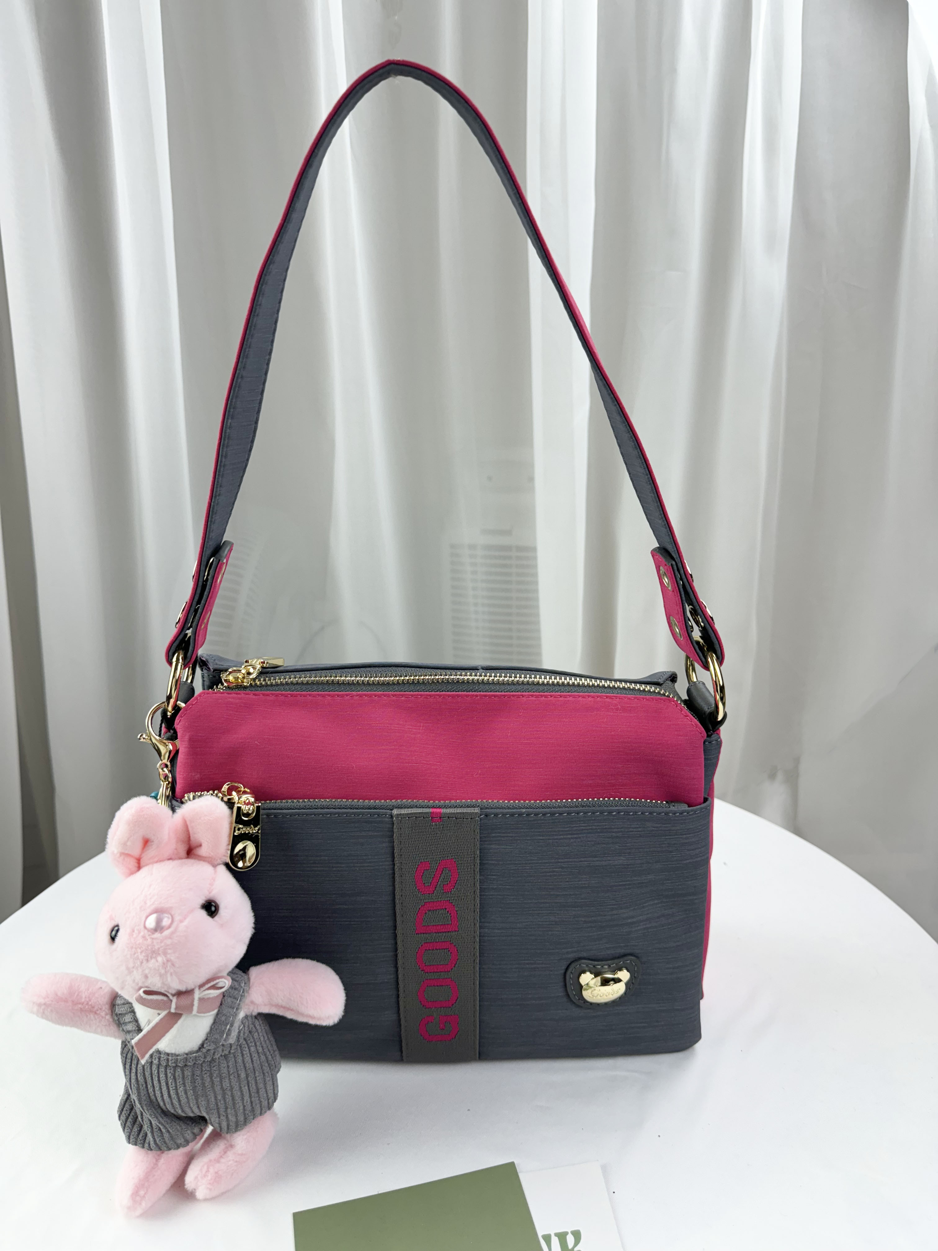 GOODS 灰桃拼色防潑水肩背包 / 側背包 附兔兔吊飾 #29259