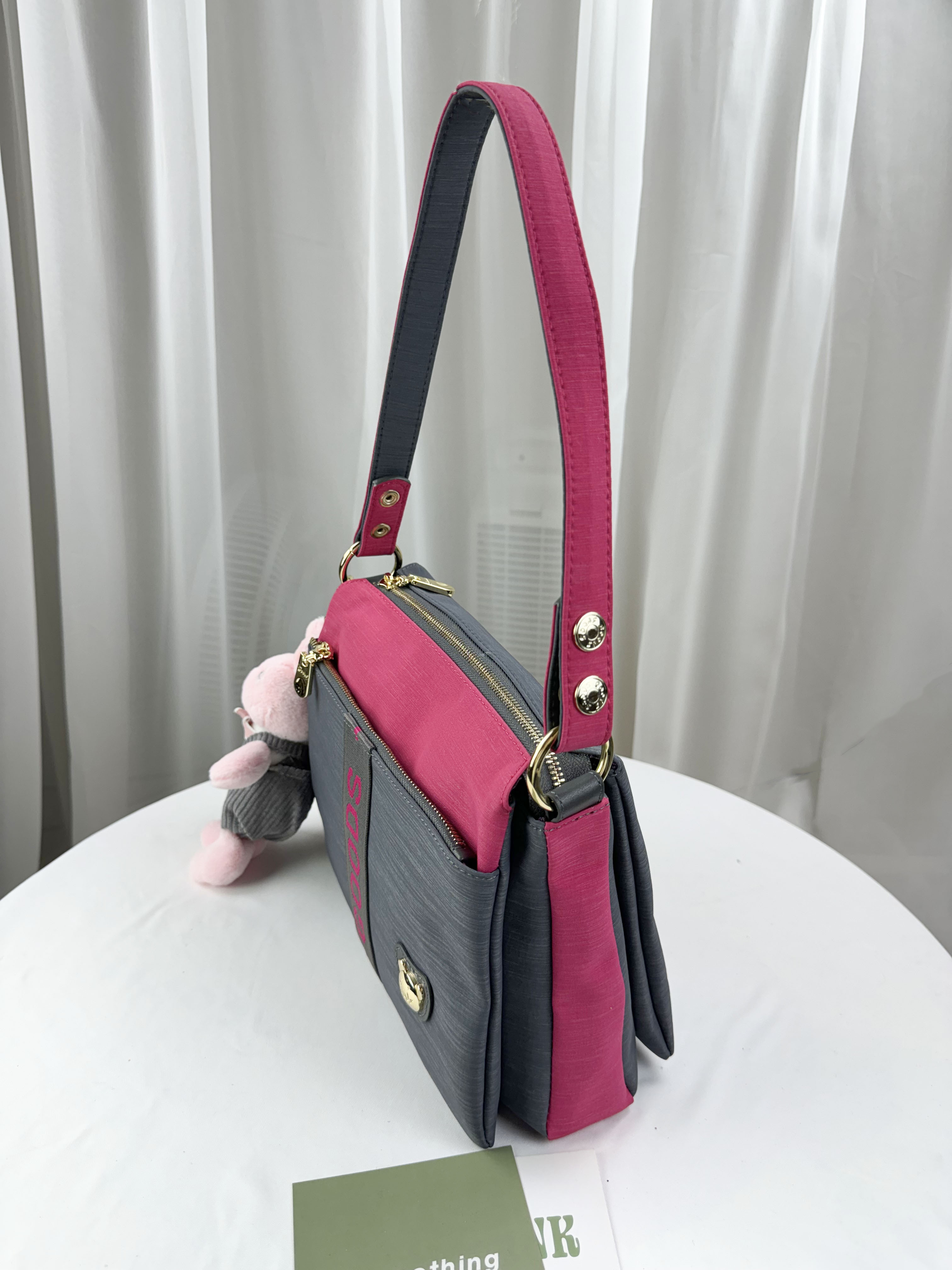 GOODS 灰桃拼色防潑水肩背包 / 側背包 附兔兔吊飾 #29259