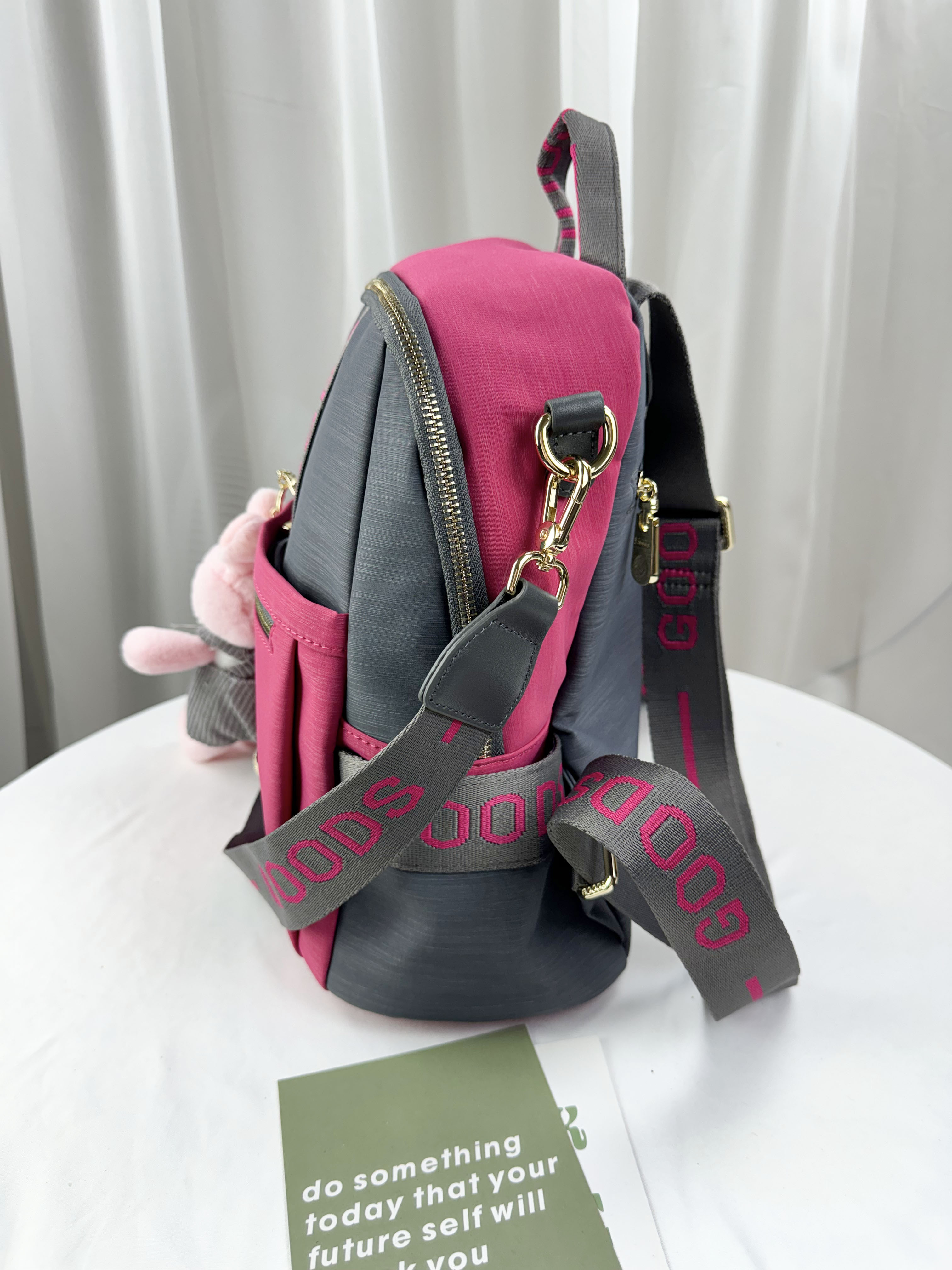 GOODS 灰桃拼色防潑水後背包 / 側背包 附兔兔吊飾 #2649