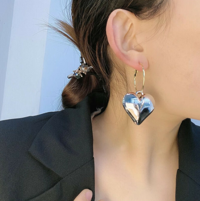 Metal cubes love the heart