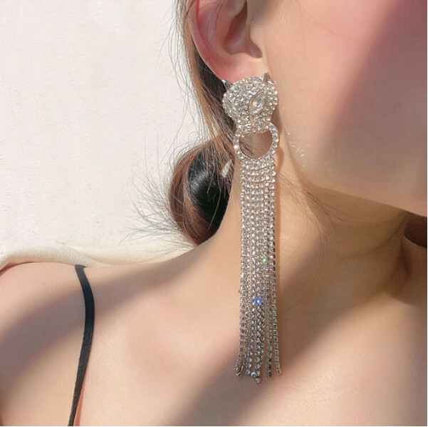 Long white chain stripes are decorated with flowing earrings