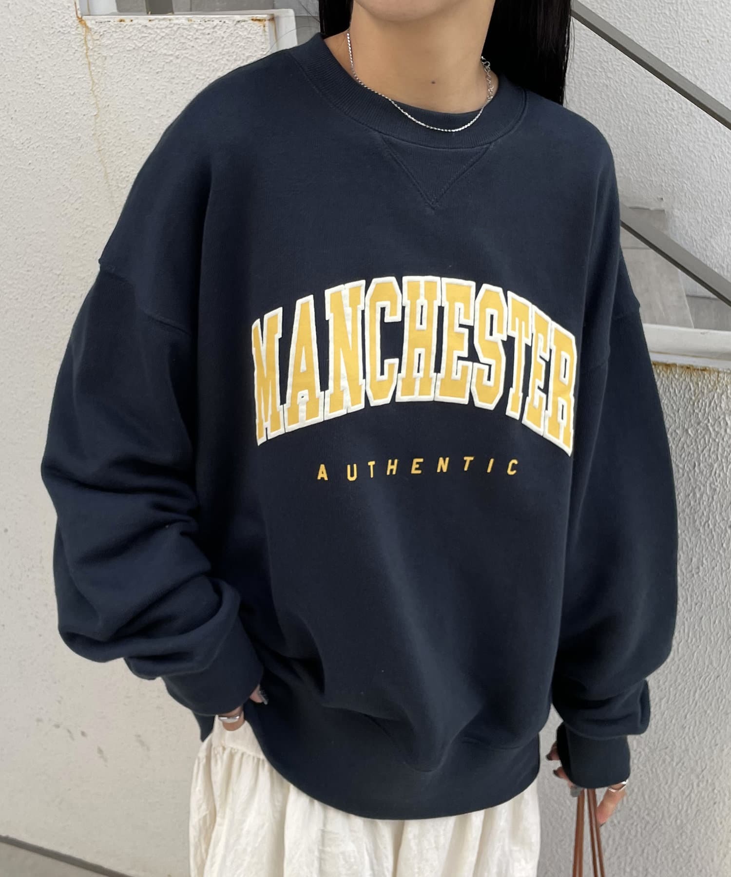 DISCOAT(ディスコート)  【WEB限定】ヘヴィウェイトカレッジロゴビッグスウェット深藍底黃字（DPZ2052206A0010）