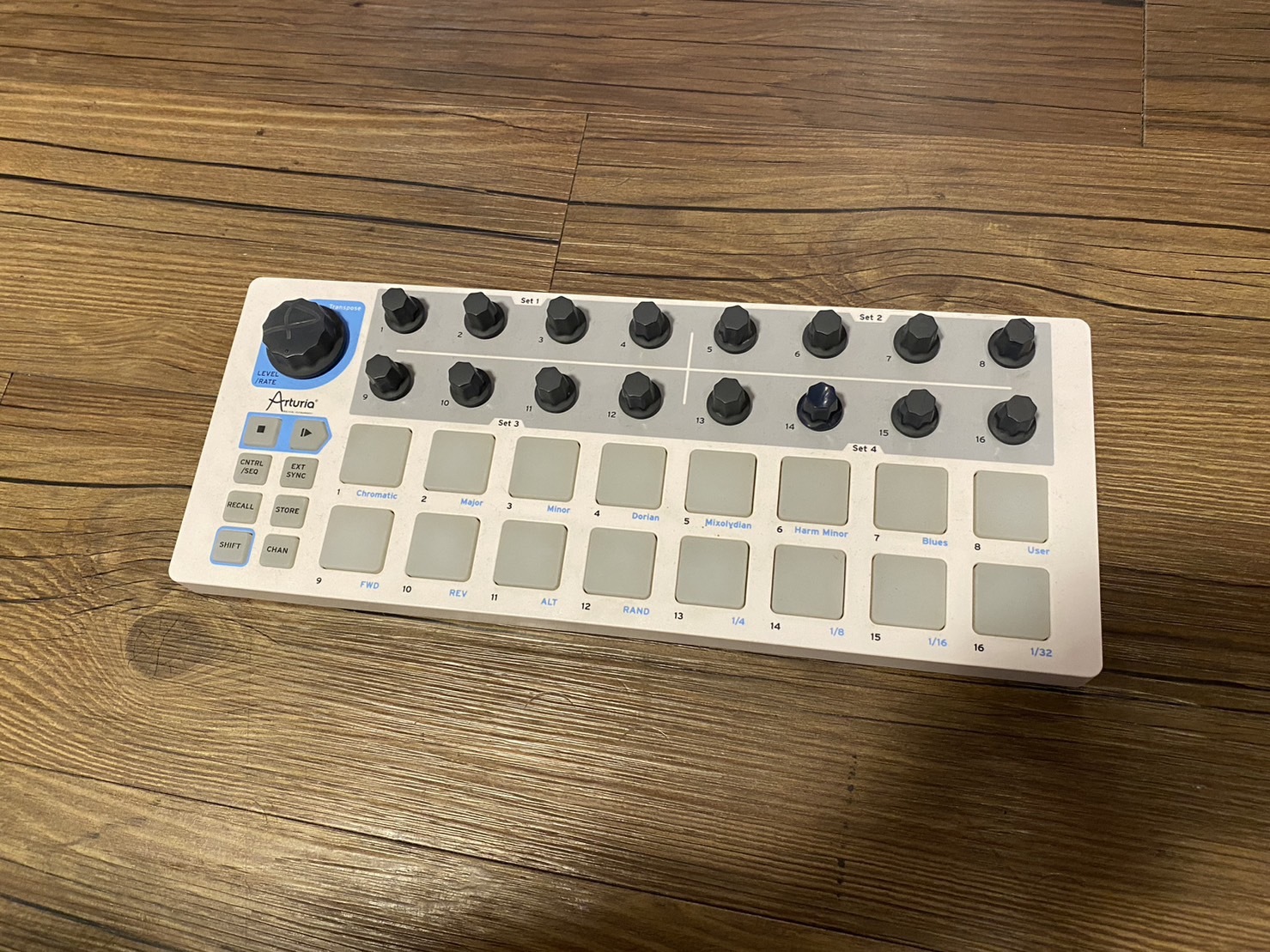 展示品出清Arturia BEATSTEP MIDI 編曲控制器