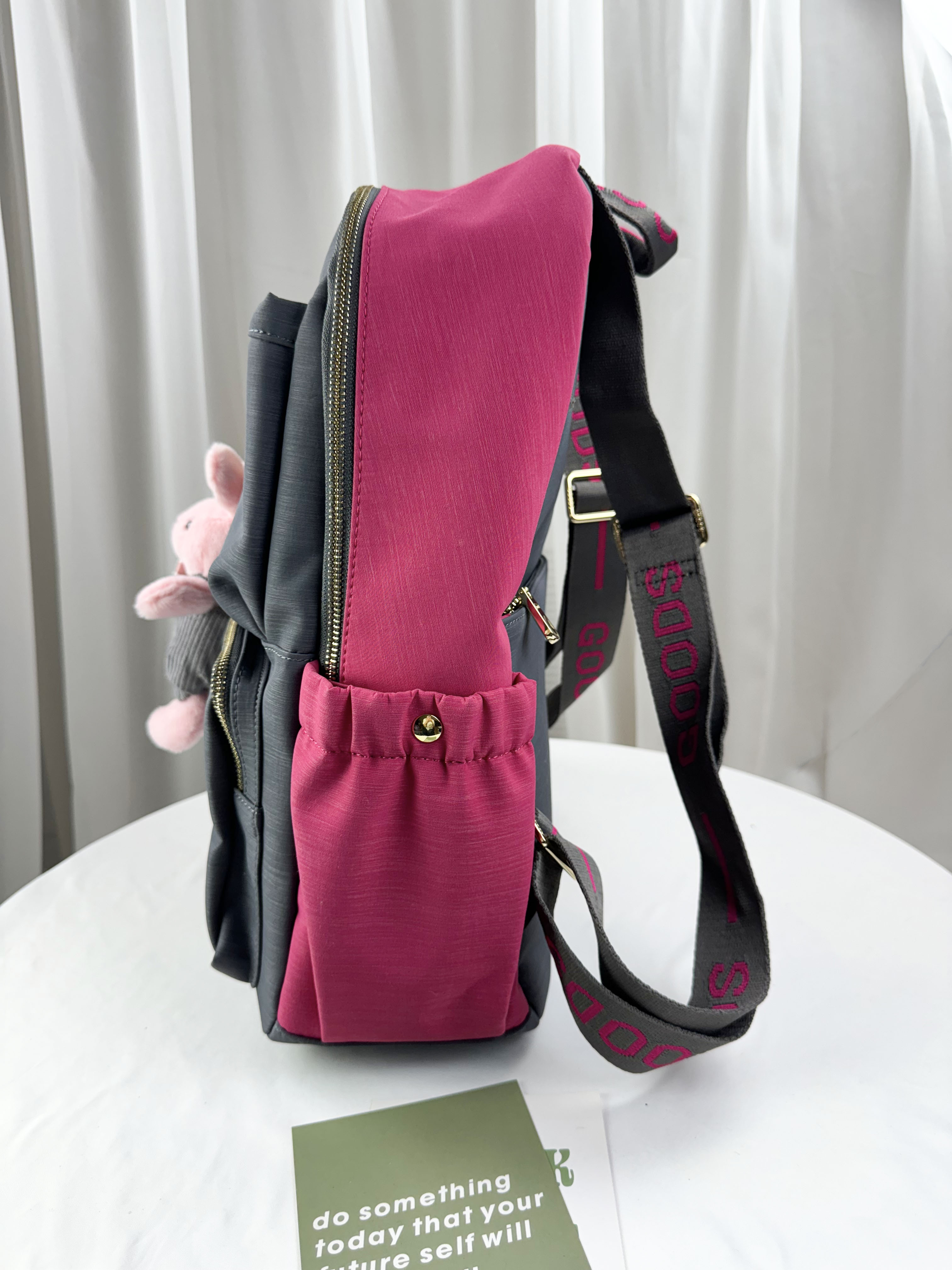 GOODS 灰桃拼色防潑水後背包 附兔兔吊飾 #2627