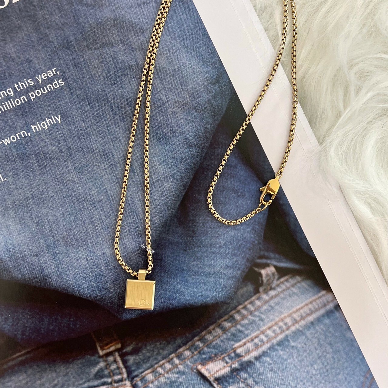 【Calvin Klein】CK飾品-正方形墜項鍊(金色) CKF35000487 現代鐘錶