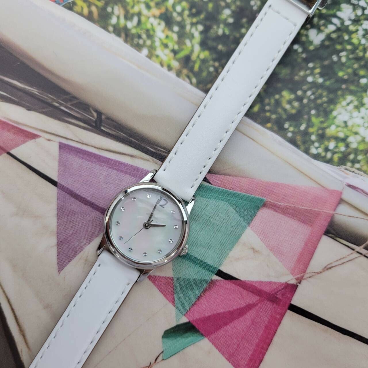 【agnès b.】白蝶貝花朵皮帶款 VC11-K890S 22mm 現代鐘錶