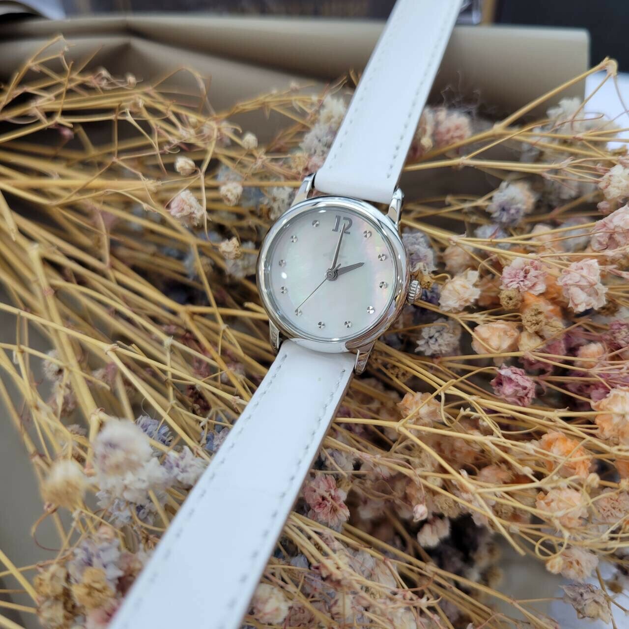 【agnès b.】白蝶貝花朵皮帶款 VC11-K890S 22mm 現代鐘錶