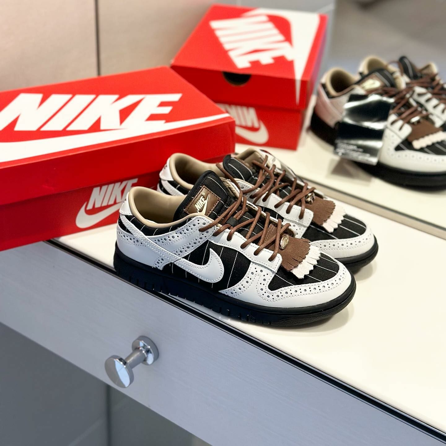 Nike Dunk Low LX 英倫風 黑白棕 雕花鞋 雕花 細條紋 皮革 FV3642-010