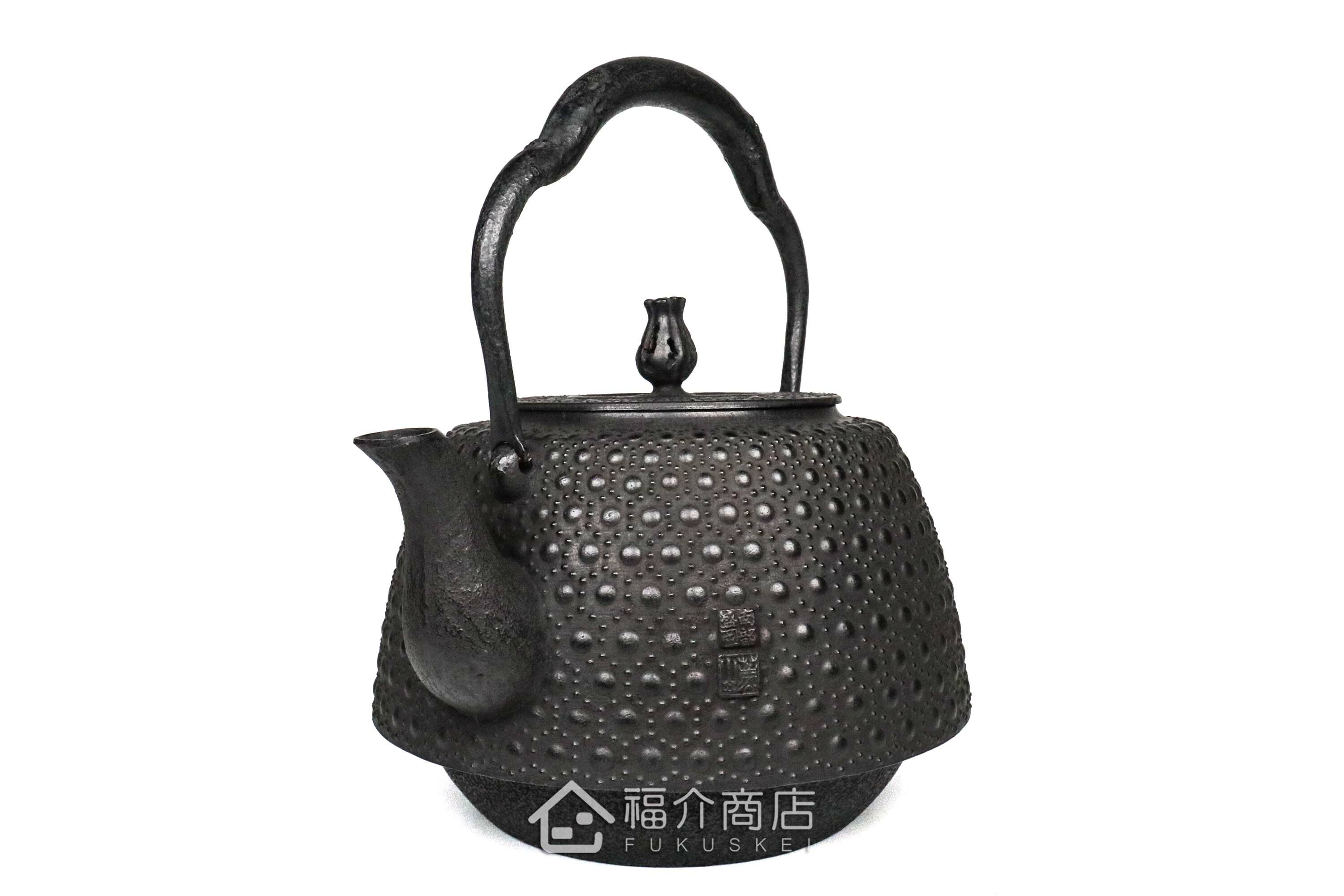 薰山工房所製作煮水泡茶用的鐵壺,壺身有龜甲紋飾