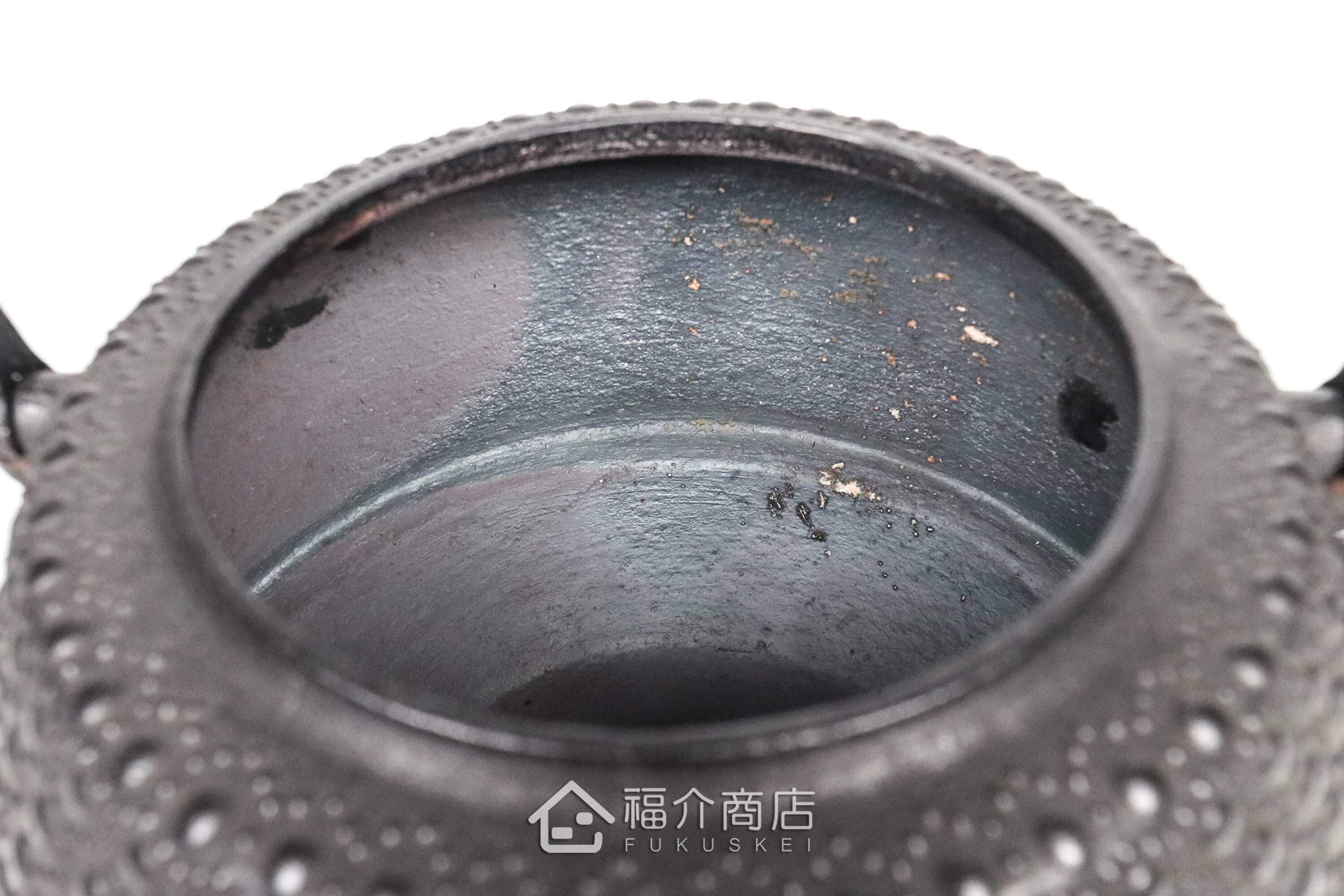 薰山工房所製作煮水泡茶用的鐵壺,壺身有龜甲紋飾