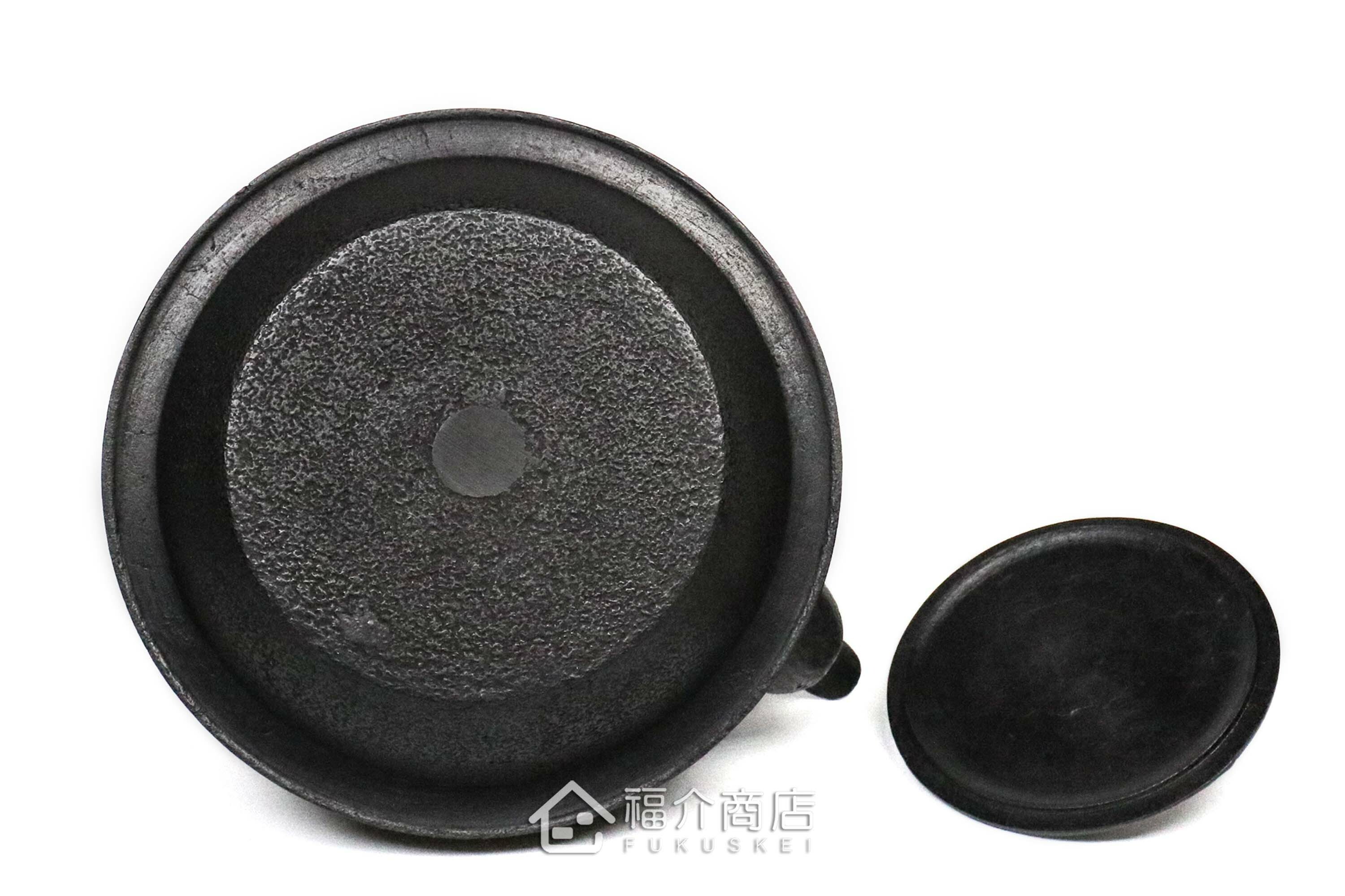 薰山工房所製作煮水泡茶用的鐵壺,壺身有龜甲紋飾