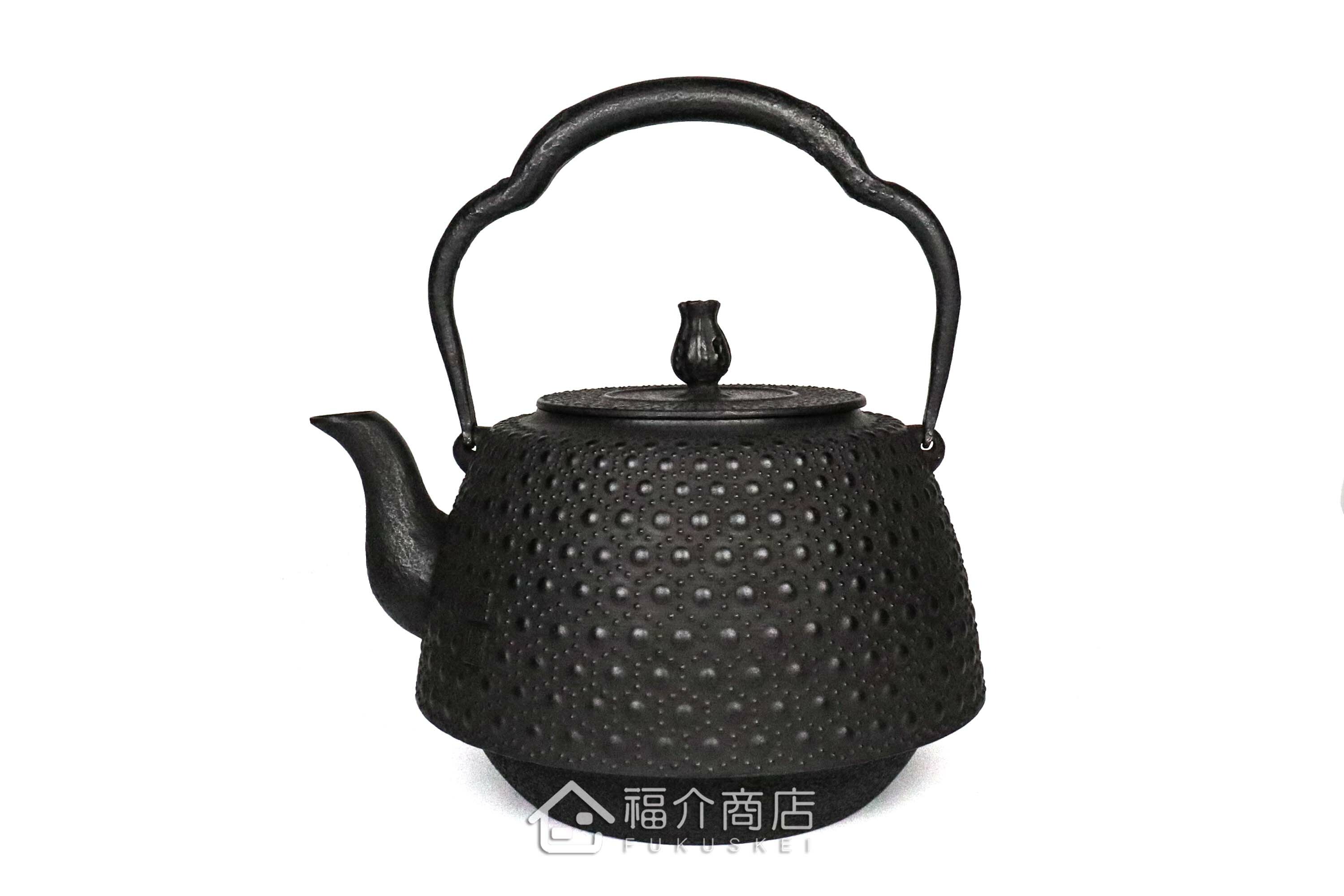 薰山工房所製作煮水泡茶用的鐵壺,壺身有龜甲紋飾