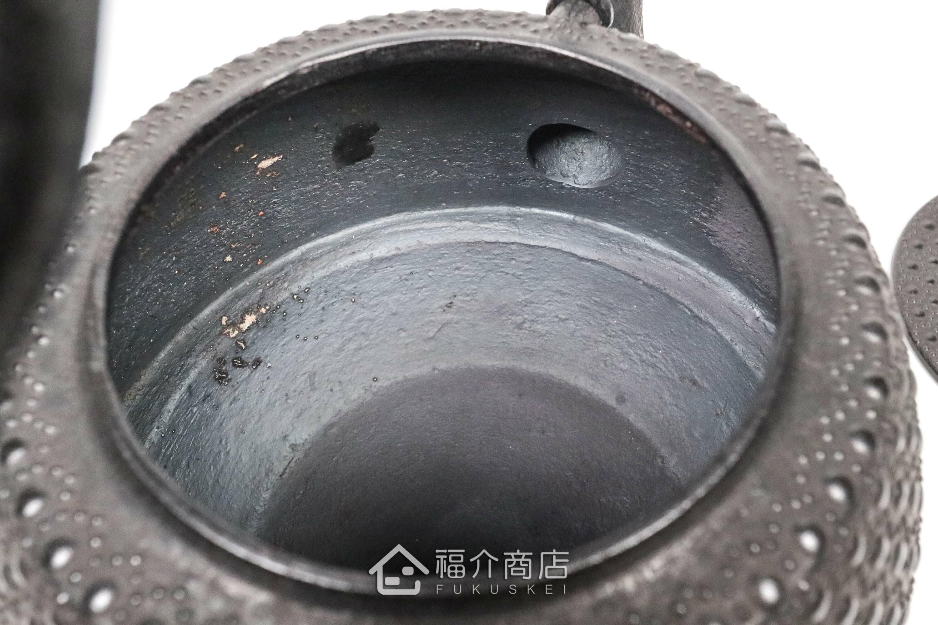 薰山工房所製作煮水泡茶用的鐵壺,壺身有龜甲紋飾