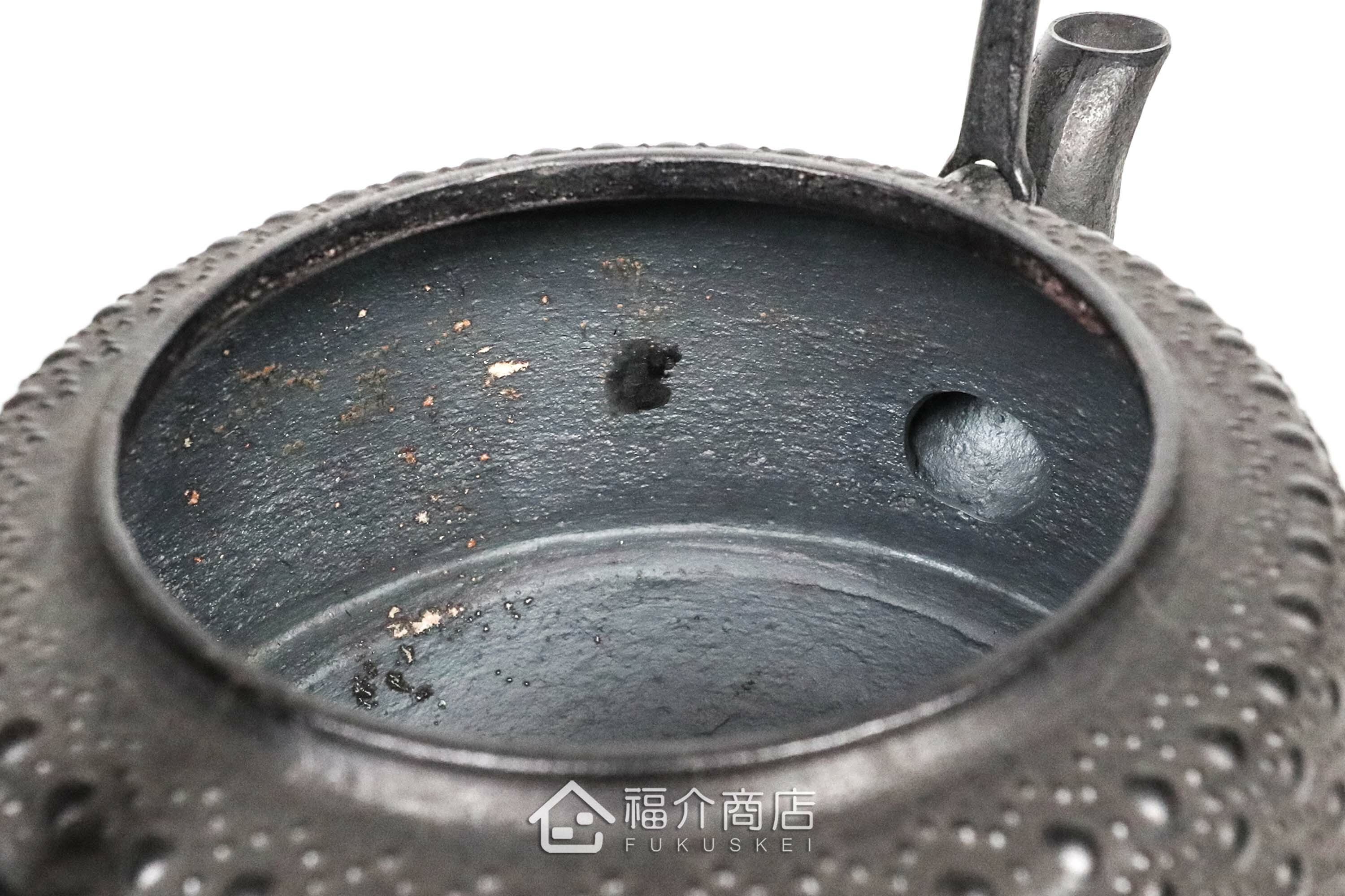 薰山工房所製作煮水泡茶用的鐵壺,壺身有龜甲紋飾