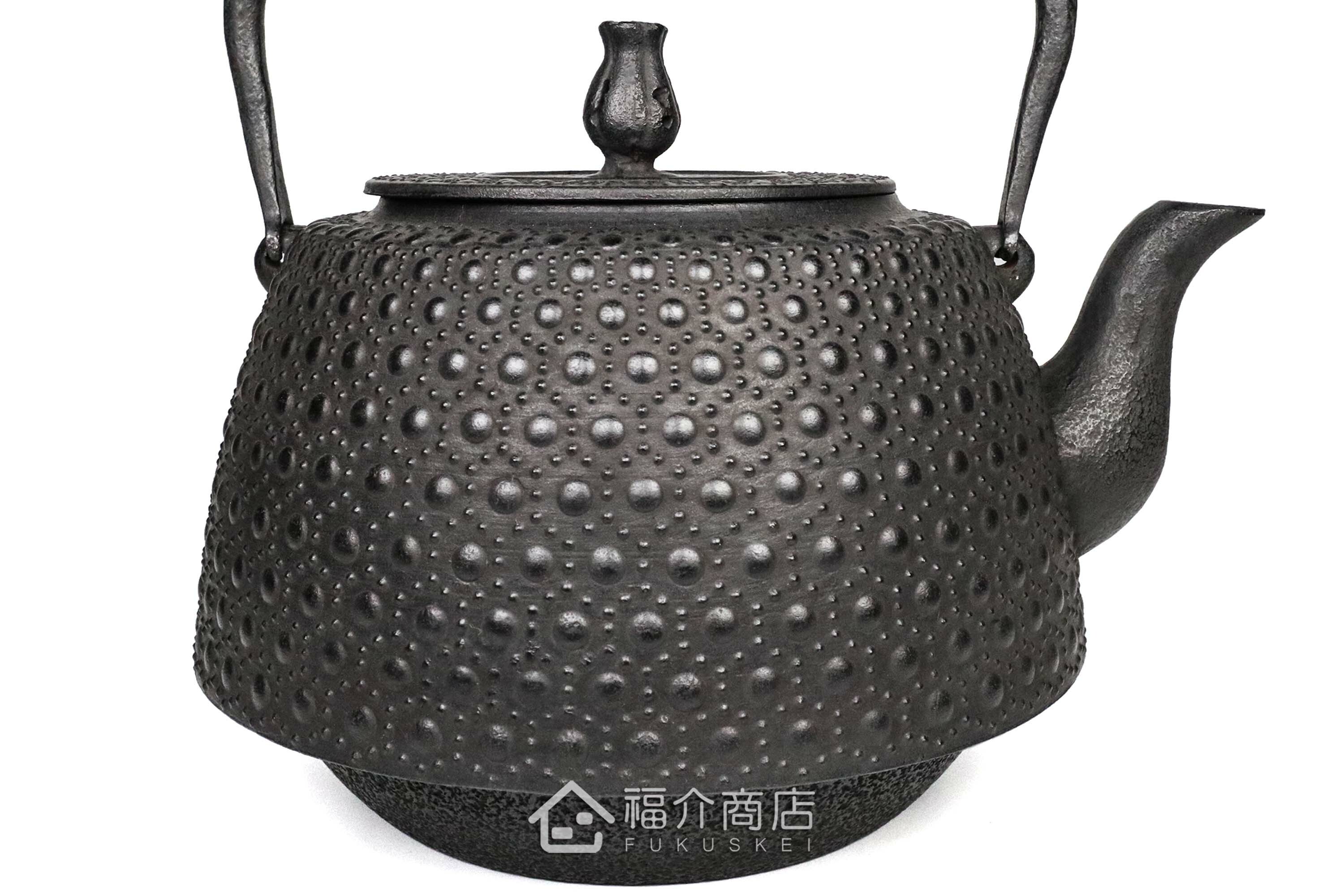 薰山工房所製作煮水泡茶用的鐵壺,壺身有龜甲紋飾