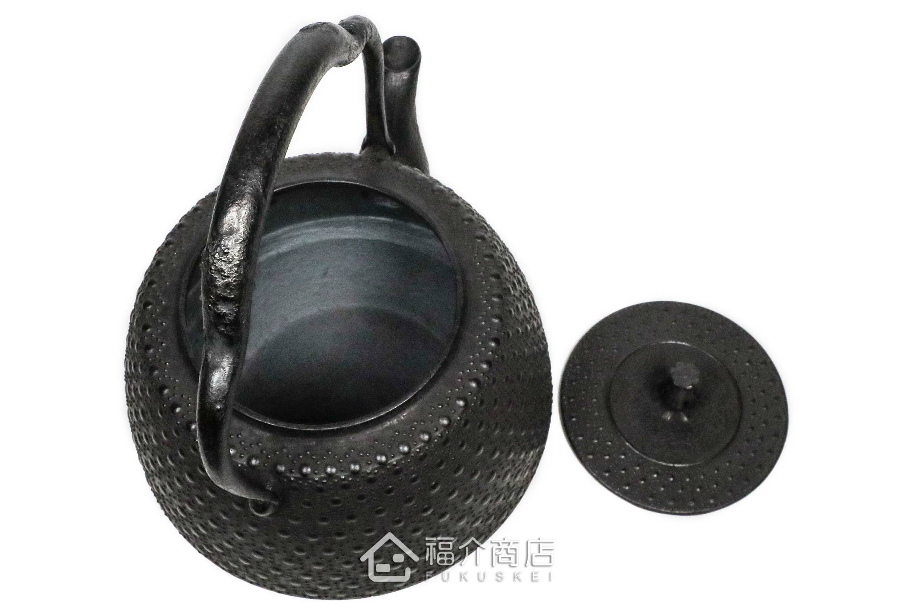 薰山工房所製作煮水泡茶用的鐵壺,壺身有龜甲紋飾