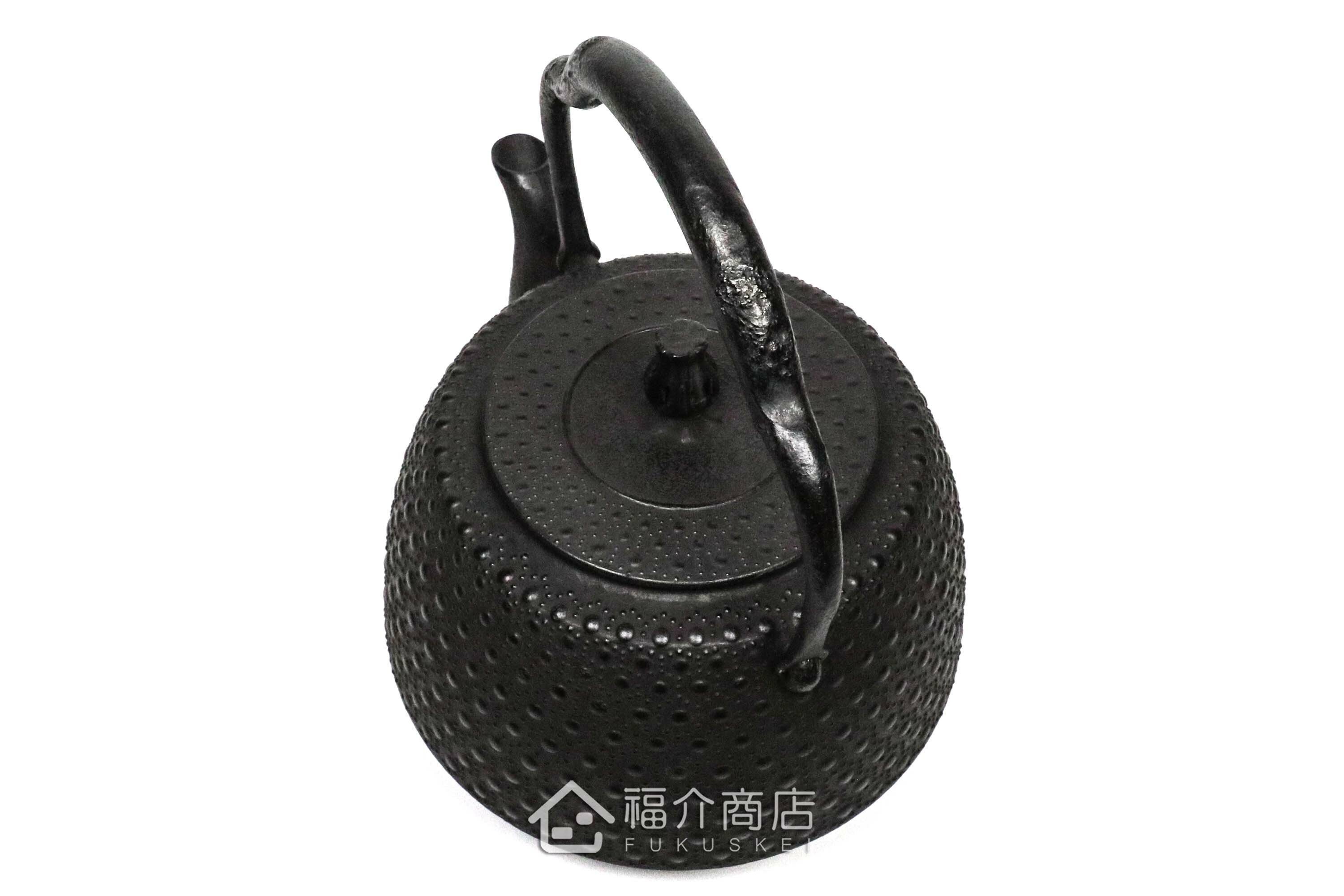 薰山工房所製作煮水泡茶用的鐵壺,壺身有龜甲紋飾