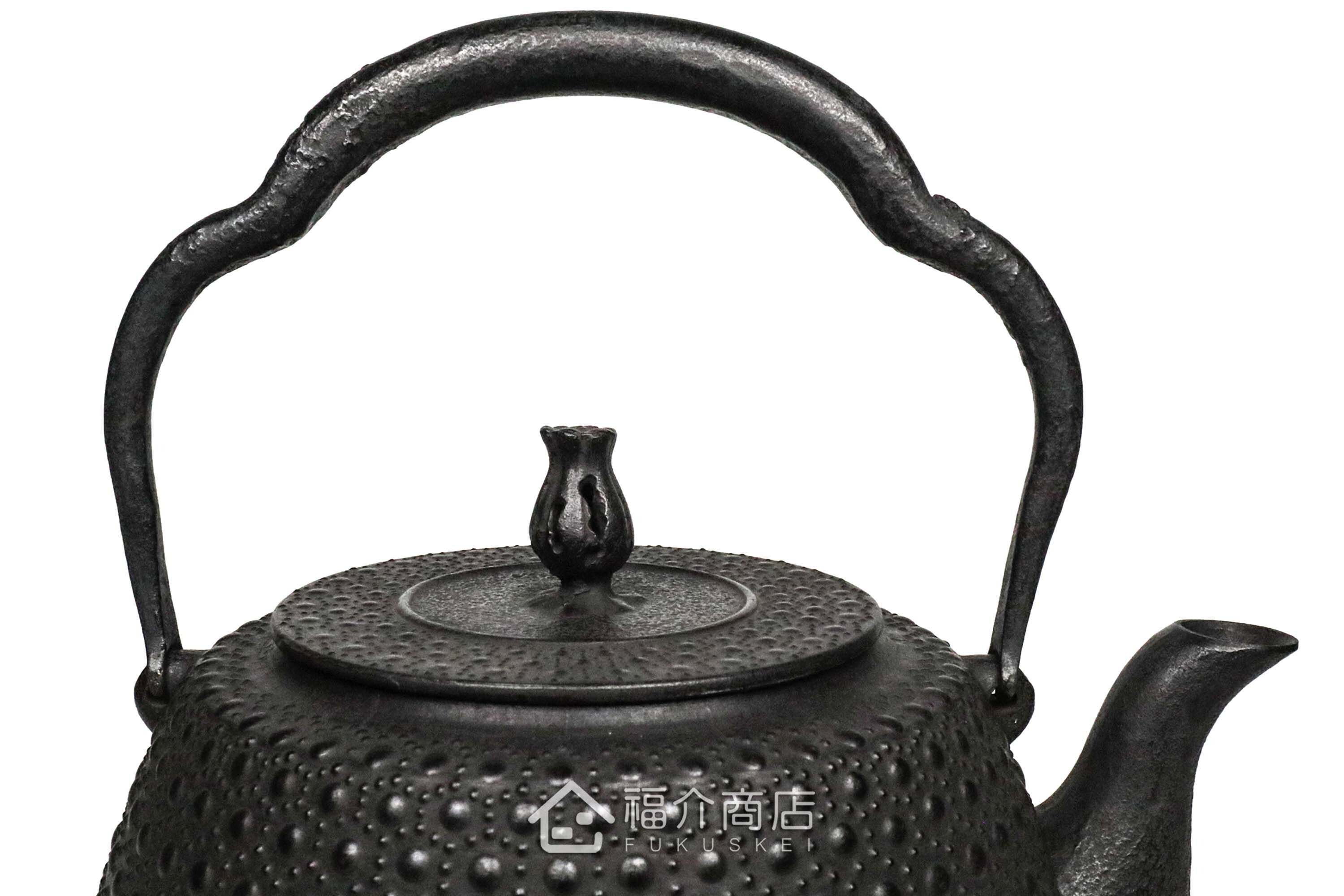 薰山工房所製作煮水泡茶用的鐵壺,壺身有龜甲紋飾