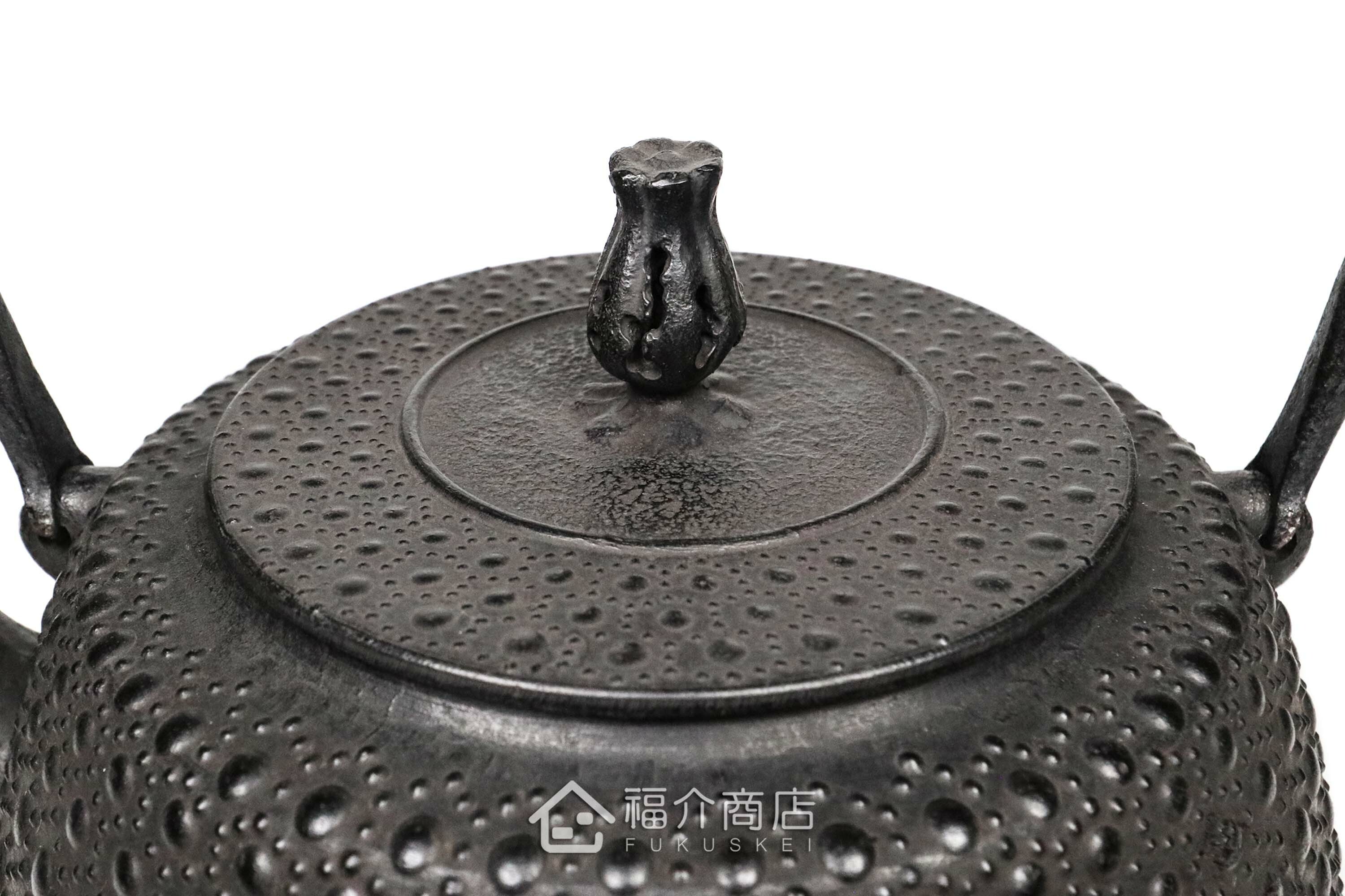 薰山工房所製作煮水泡茶用的鐵壺,壺身有龜甲紋飾