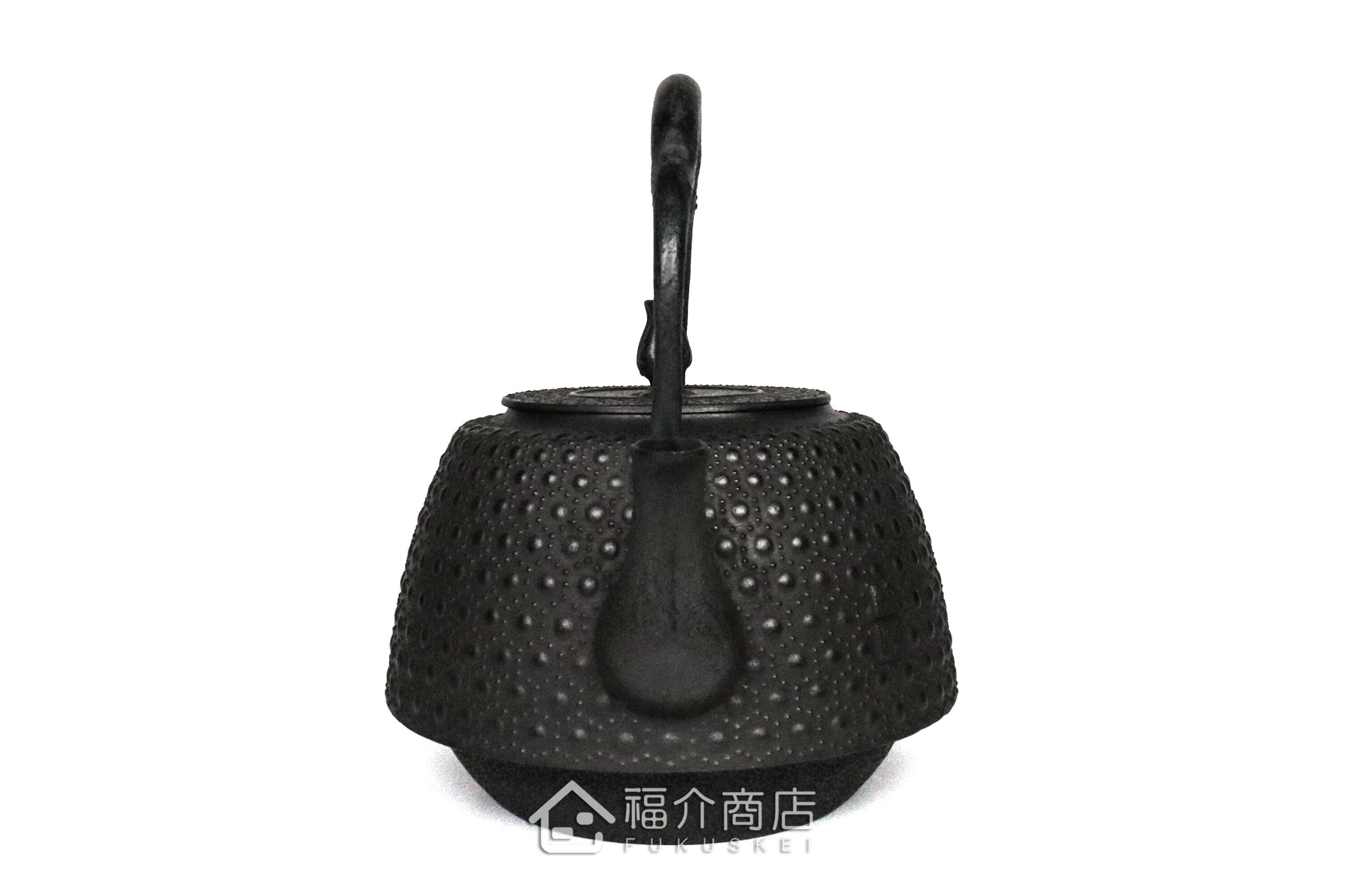 薰山工房所製作煮水泡茶用的鐵壺,壺身有龜甲紋飾