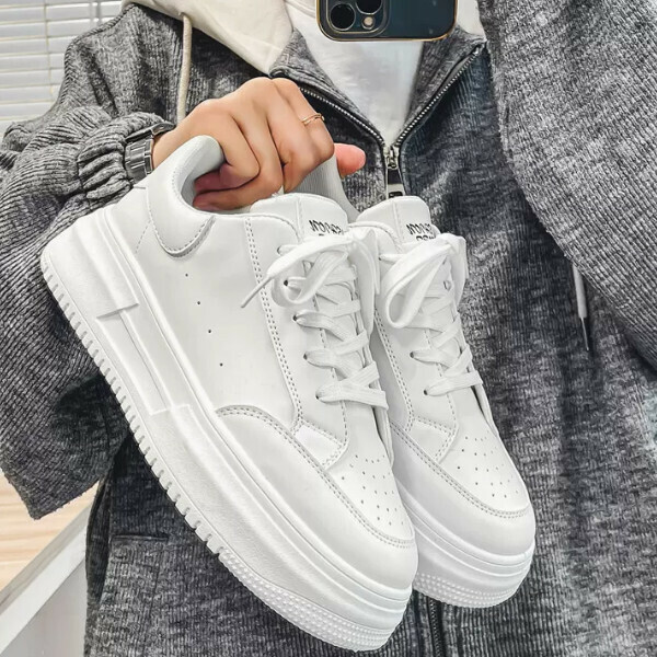 Casual little white shoes fashionable