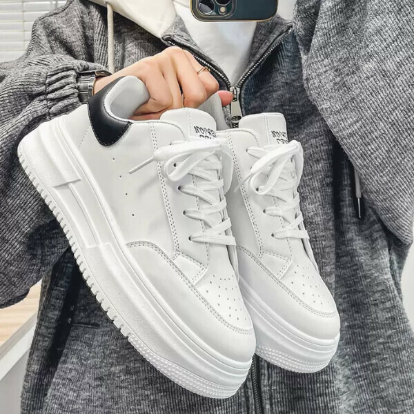Casual little white shoes fashionable