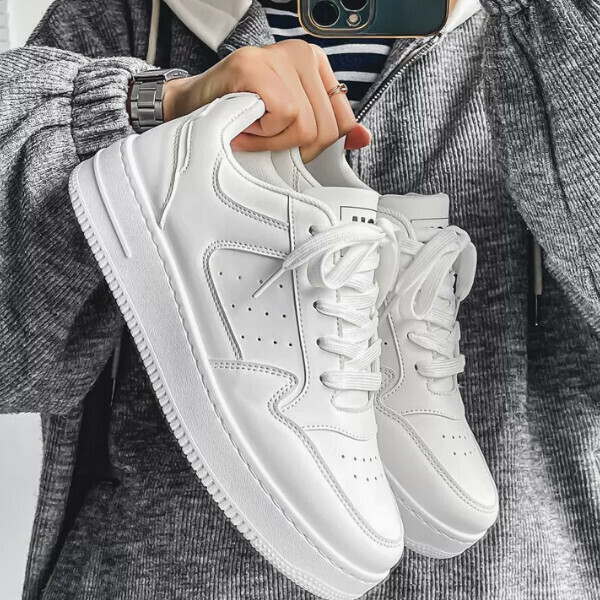 Casual little white shoes are versatile