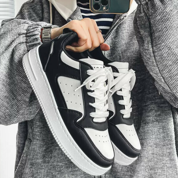 Casual little white shoes are versatile
