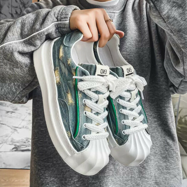 Casual sneakers