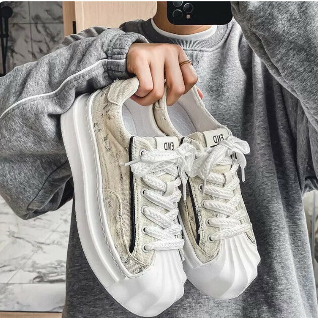 Casual sneakers